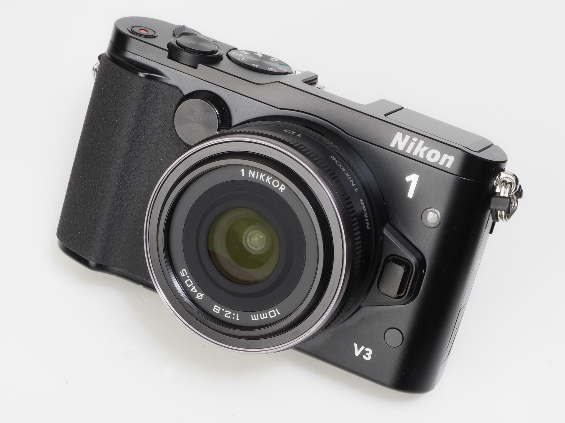アクセサリーを外した最もシンプルな状態のNikon 1 V3。威厳は感じられず、コンパクトカメラのようにしか見えないから、街で撮影していても警戒されないかもしれませんね。もちろん何の問題もなく撮影できます