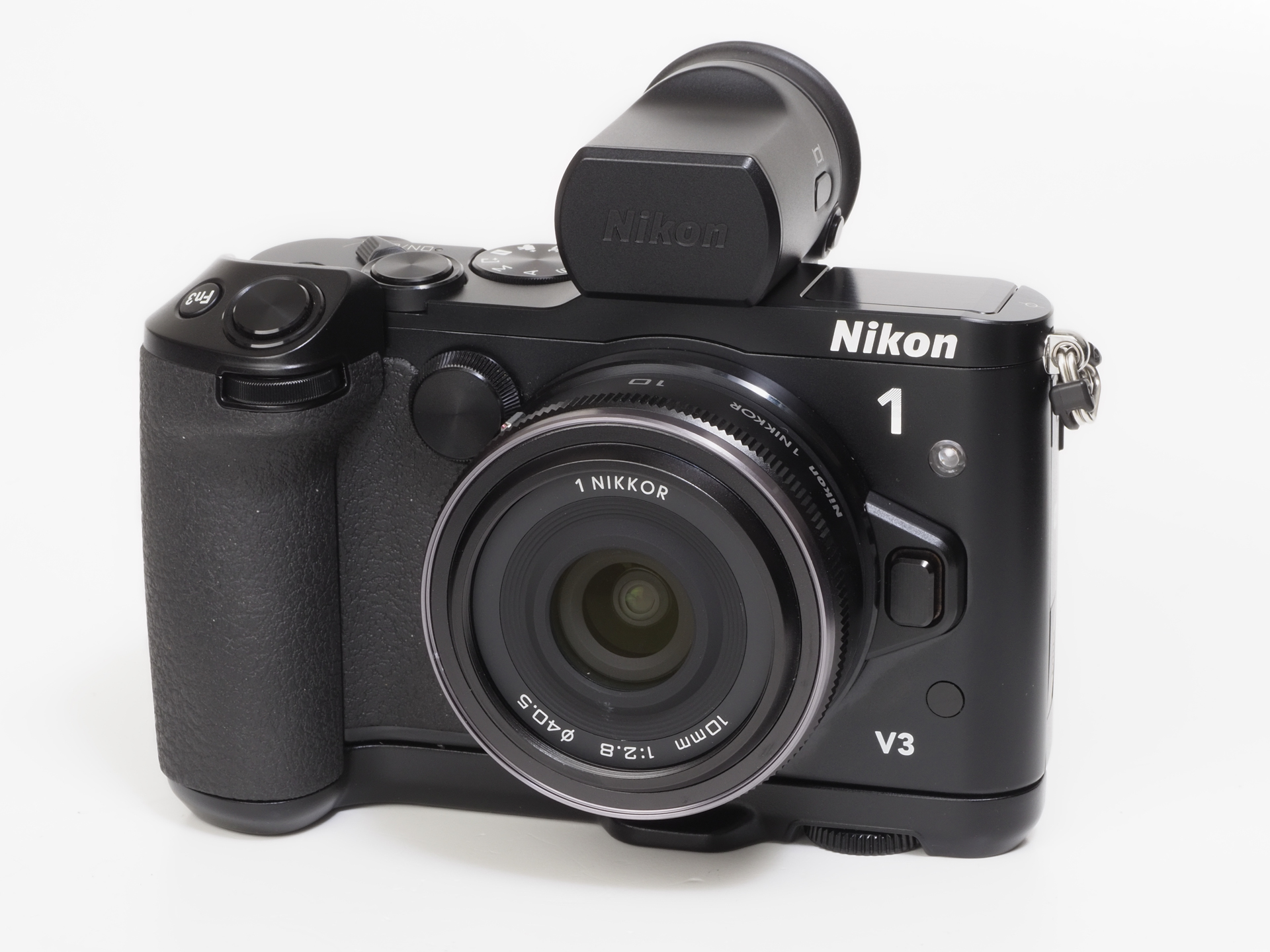 フル装備状態のNikon 1 V3です。最上位機種の威厳はさほどありません。むしろ華奢に見えますが、軽量のスポーツカーみたいな印象も受けます