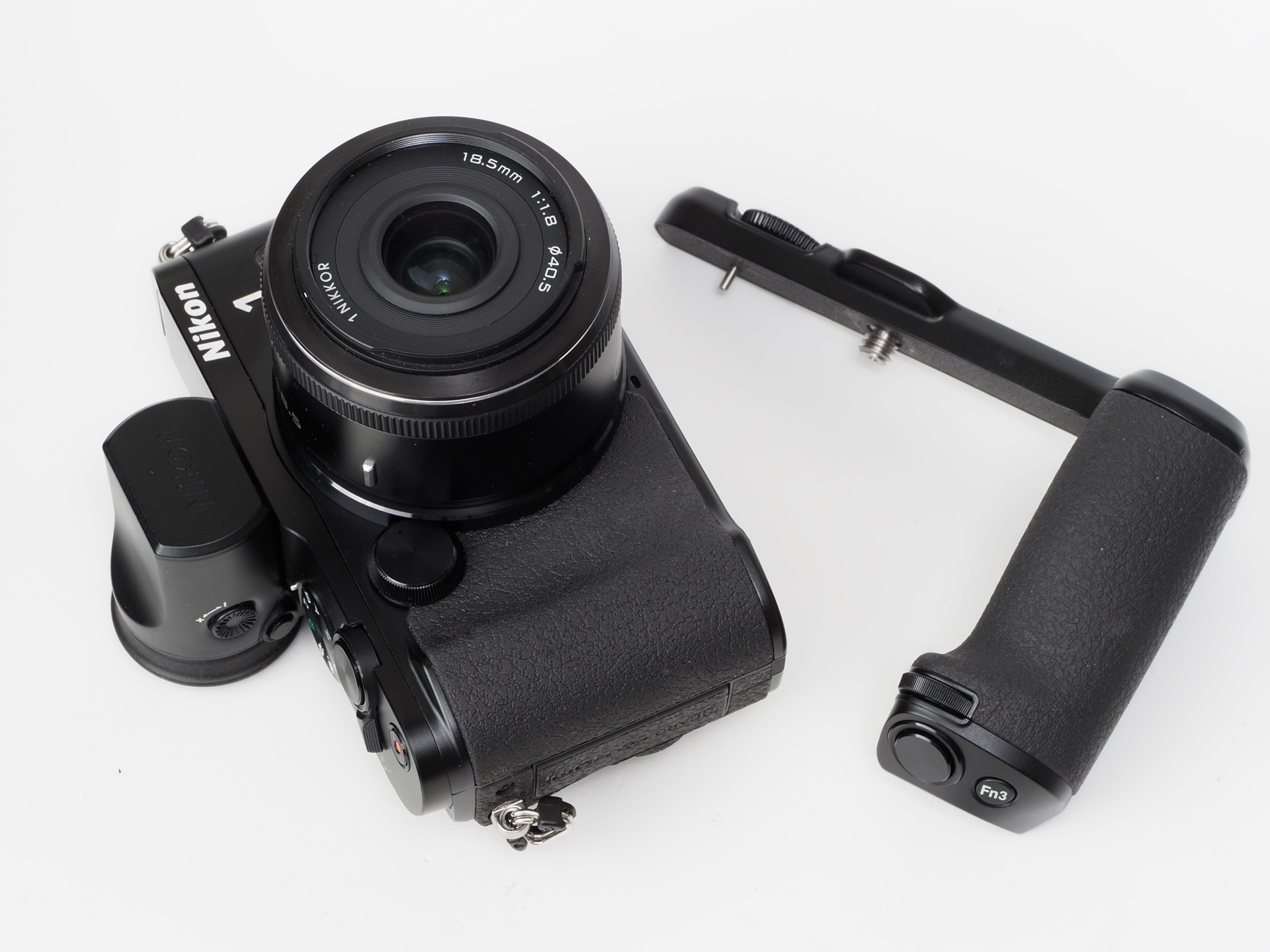 アクセサリーグリップ「GR-N1010」をはずしてみます。とても有用なグリップです。おじいさんは、この形状を見て、その昔のオリンパスのモータードライブ1を思い出しました