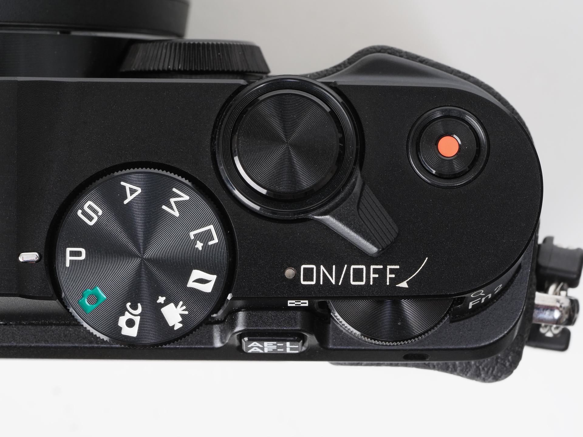 パーツもなかなか美しい仕上がりで手抜きがありません。ニコンユーザーなら取り説要らずでしょう。コマンドダイヤル操作も、うまく使うと素早い設定を可能にします