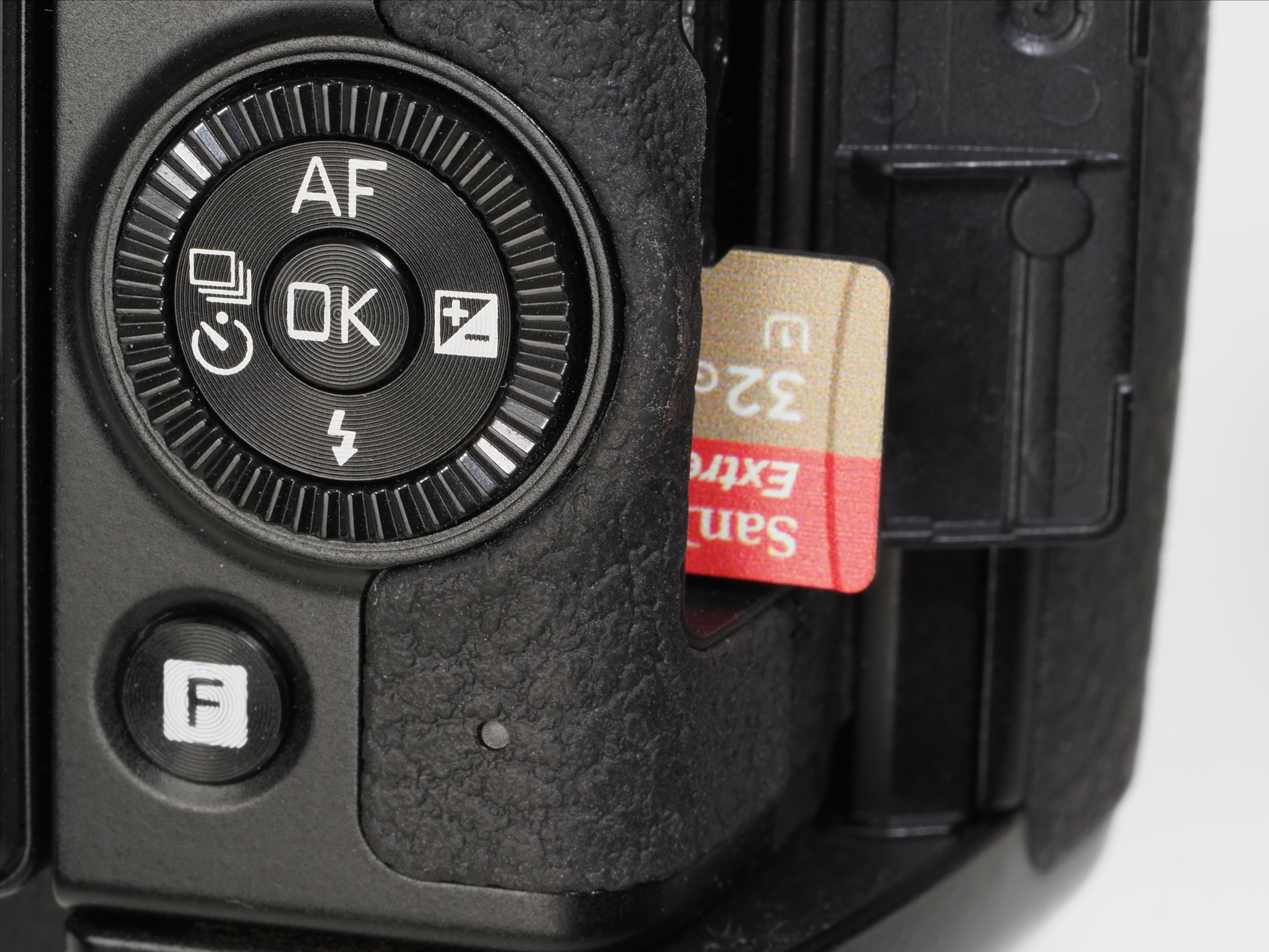 メモリーカードにはmicroSDを採用。GR-N1010を装着した状態でもアクセスすることができます