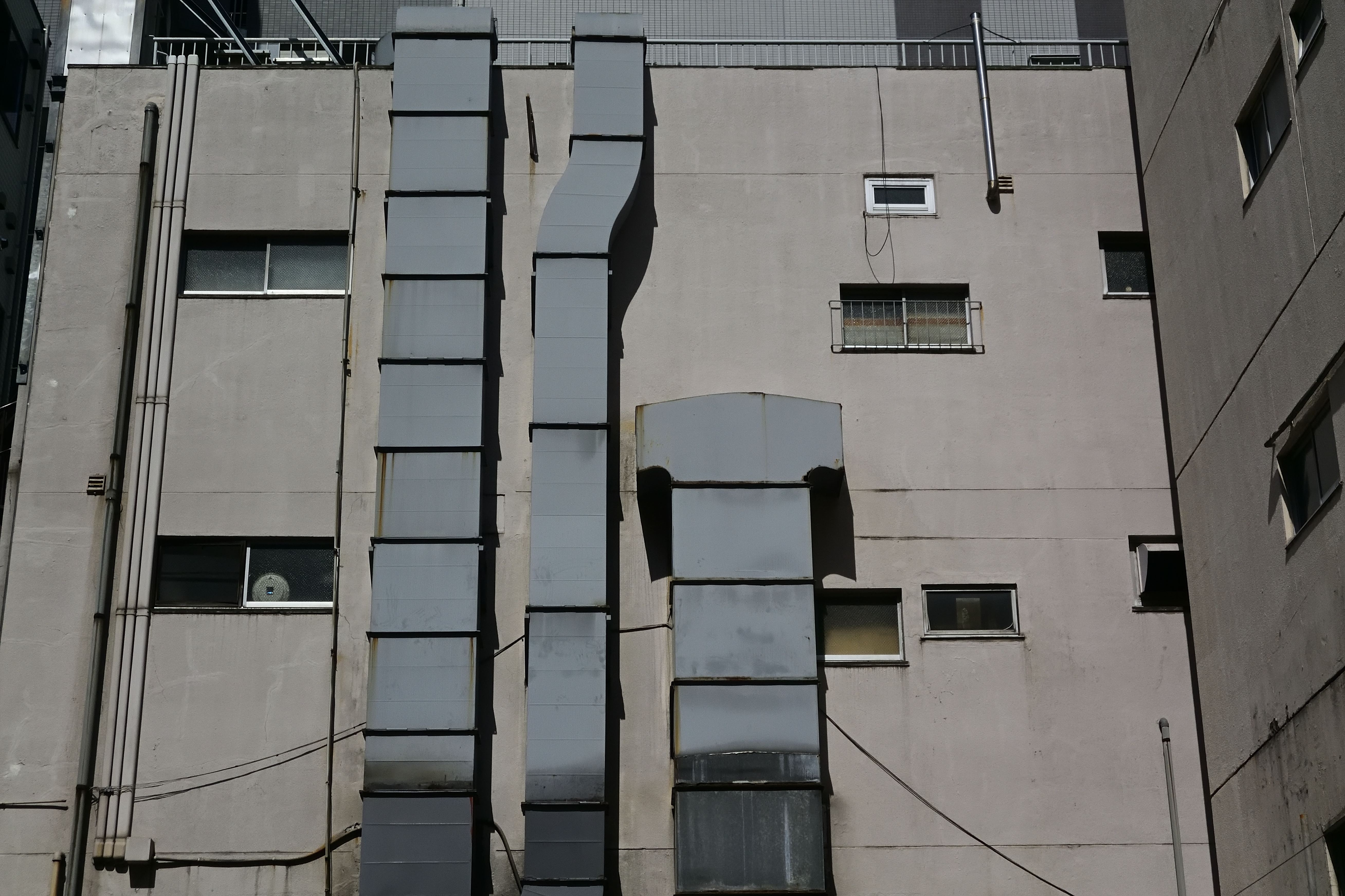 ダクトと配管は見つけたら必ず押さえる好物ですが、久しぶりの大物でした。こういう被写体はスマホでとっても気分は上がりません<br><span class="fnt-85">NIkon 1 V3／1 NIKKOR VR 10-30mm f/3.5-5.6 PD-ZOOM／21mm（56mm相当）／プログラムオート（1/3,200秒、F7.1、−0.7EV）／ISO 400</span>