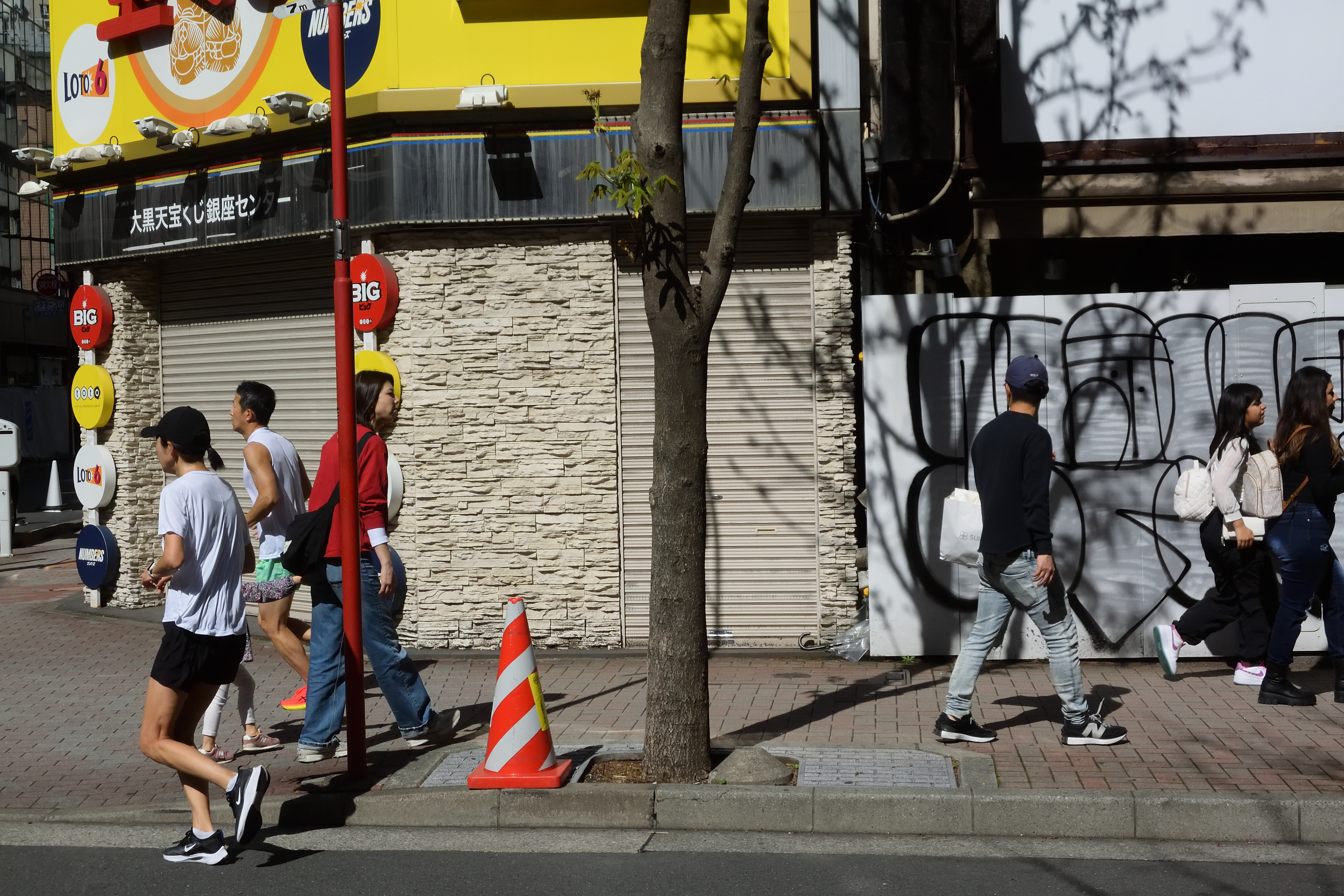 街角。被写体をきちんとみているかどうかは重要ではなくて、舞台になりそうな場所で、構図を変えずに演者に登場してもらうのを待つわけです。あとはシャッターを切るだけです<br><span class="fnt-85">NIkon 1 V3／1 NIKKOR VR 10-30mm f/3.5-5.6 PD-ZOOM／20.1mm（54mm相当）／プログラムオート（1/2,500秒、F7.1、−0.7EV）／ISO 400</span>