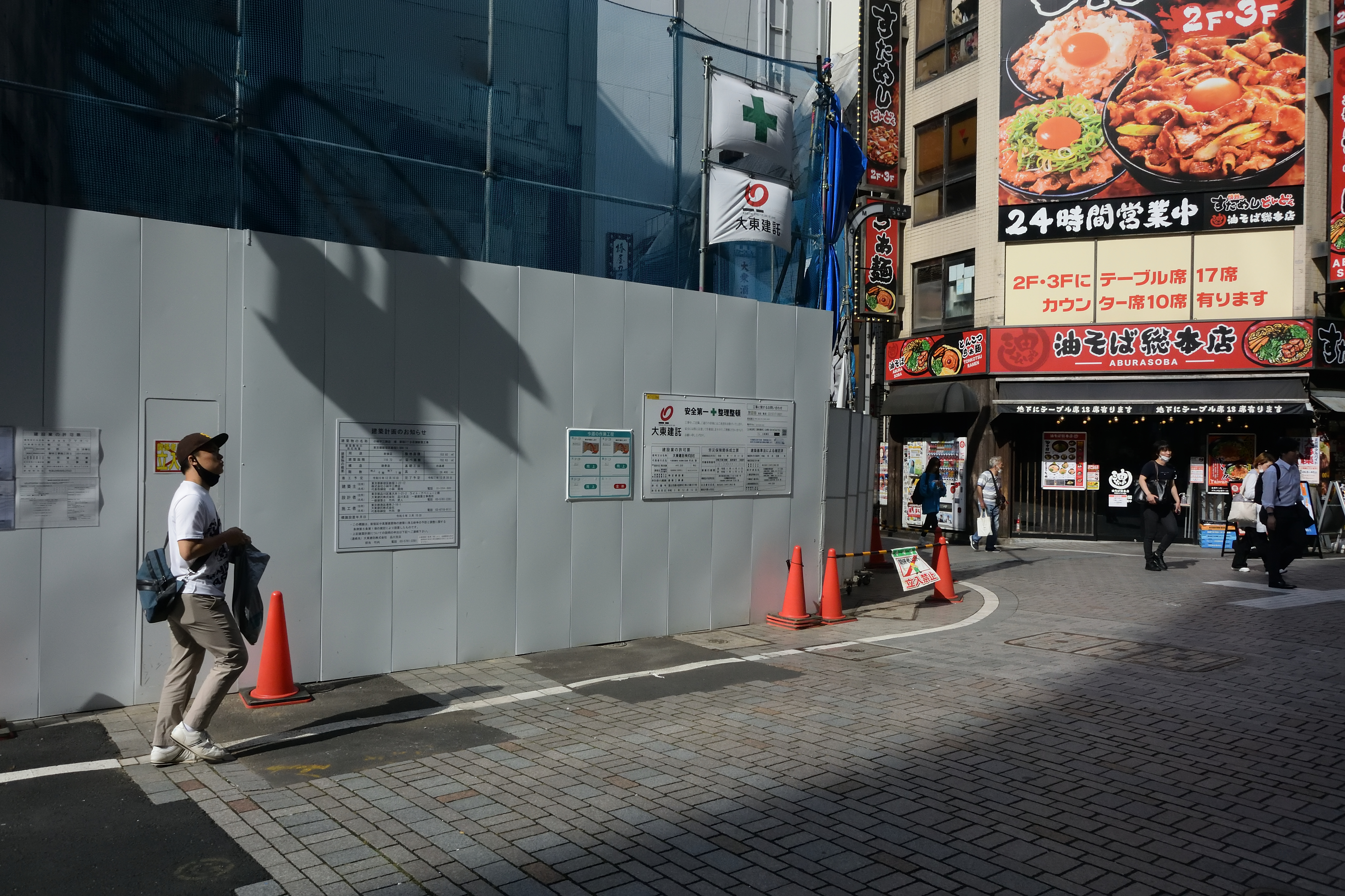 新宿。本業用のカメラを携行していたので、つい片手撮りをしてしまい。昔はワークショップの撮影会などではダメと言っていましたが、最近はOKにしております。というか自ら進んで撮影しとりますね<br><span class="fnt-85">NIkon 1 V3／1 NIKKOR VR 10-30mm f/3.5-5.6 PD-ZOOM／10mm（27mm相当）／プログラムオート（1/2,000秒、F6.3、−0.7EV）／ISO 400</span>