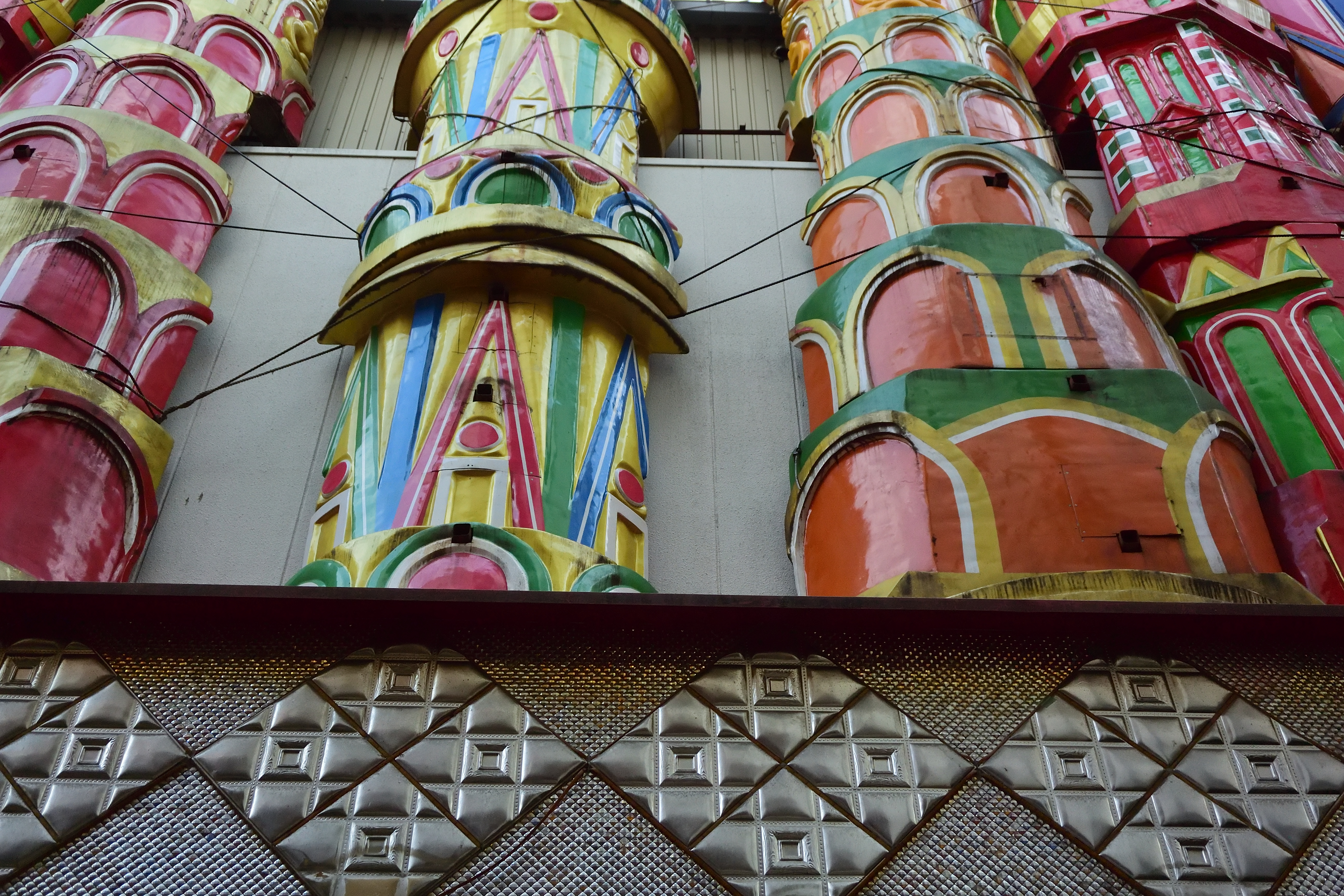 日の当たらない場所にあった古いモニュメントです。光のニュアンスは期待できませんでしたが、上手く階調を繋いでくれています<br><span class="fnt-85">NIkon 1 V3／1 NIKKOR VR 10-30mm f/3.5-5.6 PD-ZOOM／14mm（37mm相当）／プログラムオート（1/800秒、F4.0、−0.7EV）／ISO 400</span>