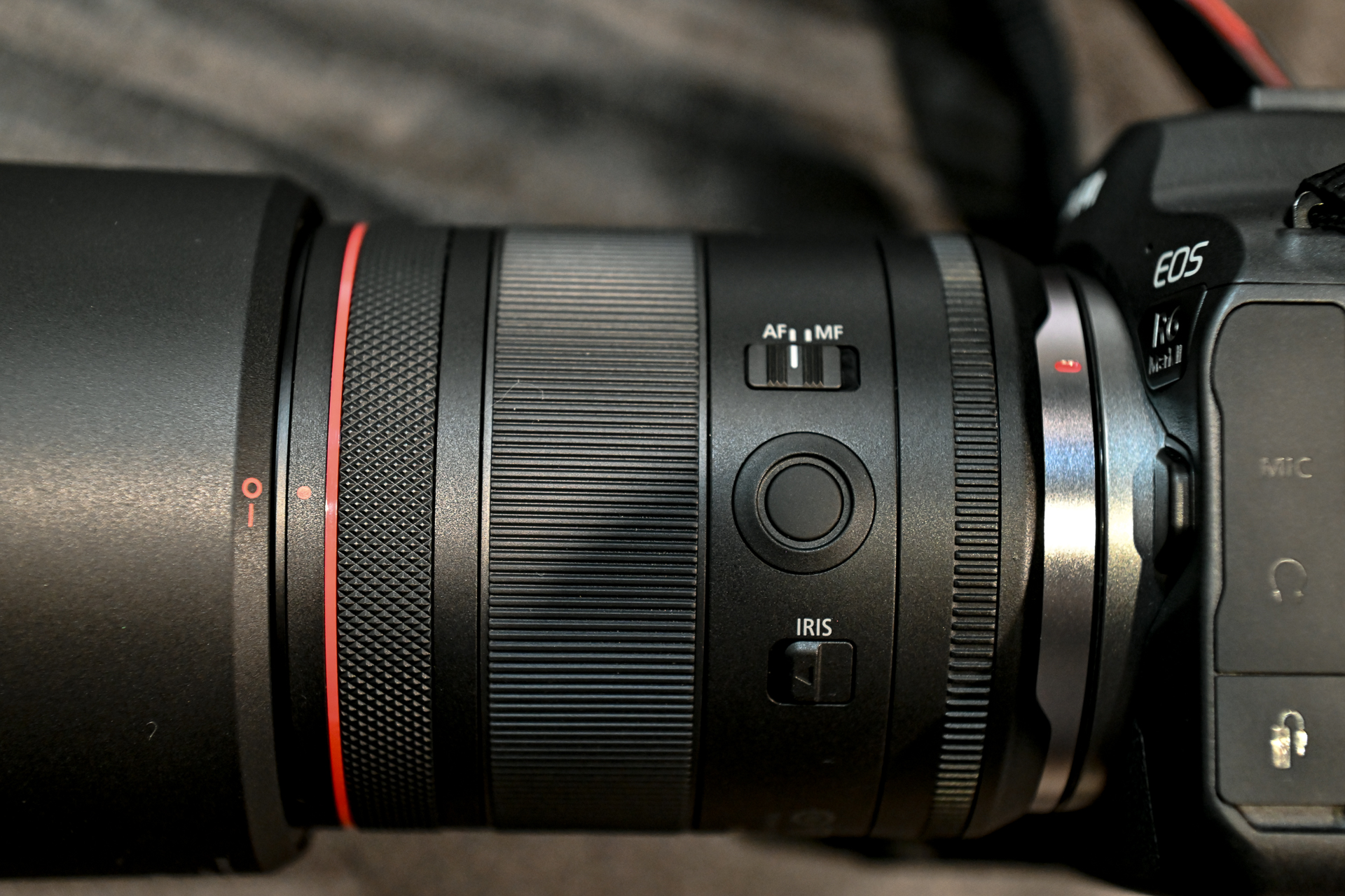 側面にはアイリスリングをロックするスイッチを用意