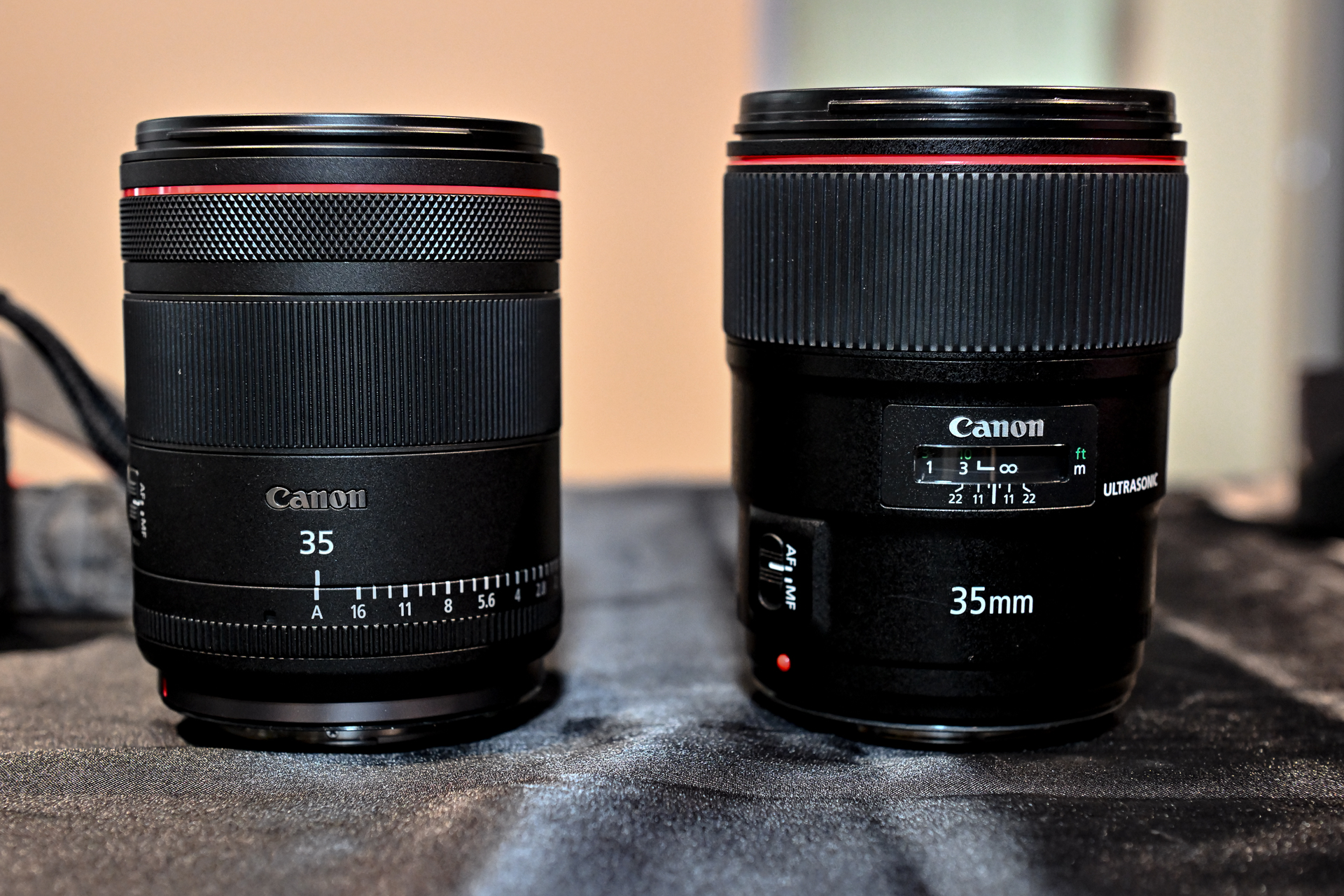 RF35mm F1.4 L VCM（左）／EF35mm F1.4L II USM（右） 全長が約105.5mmから約99.3mmに短縮、質量も約555gで約27％軽量化。フィルター径も72mmから67mmとなった