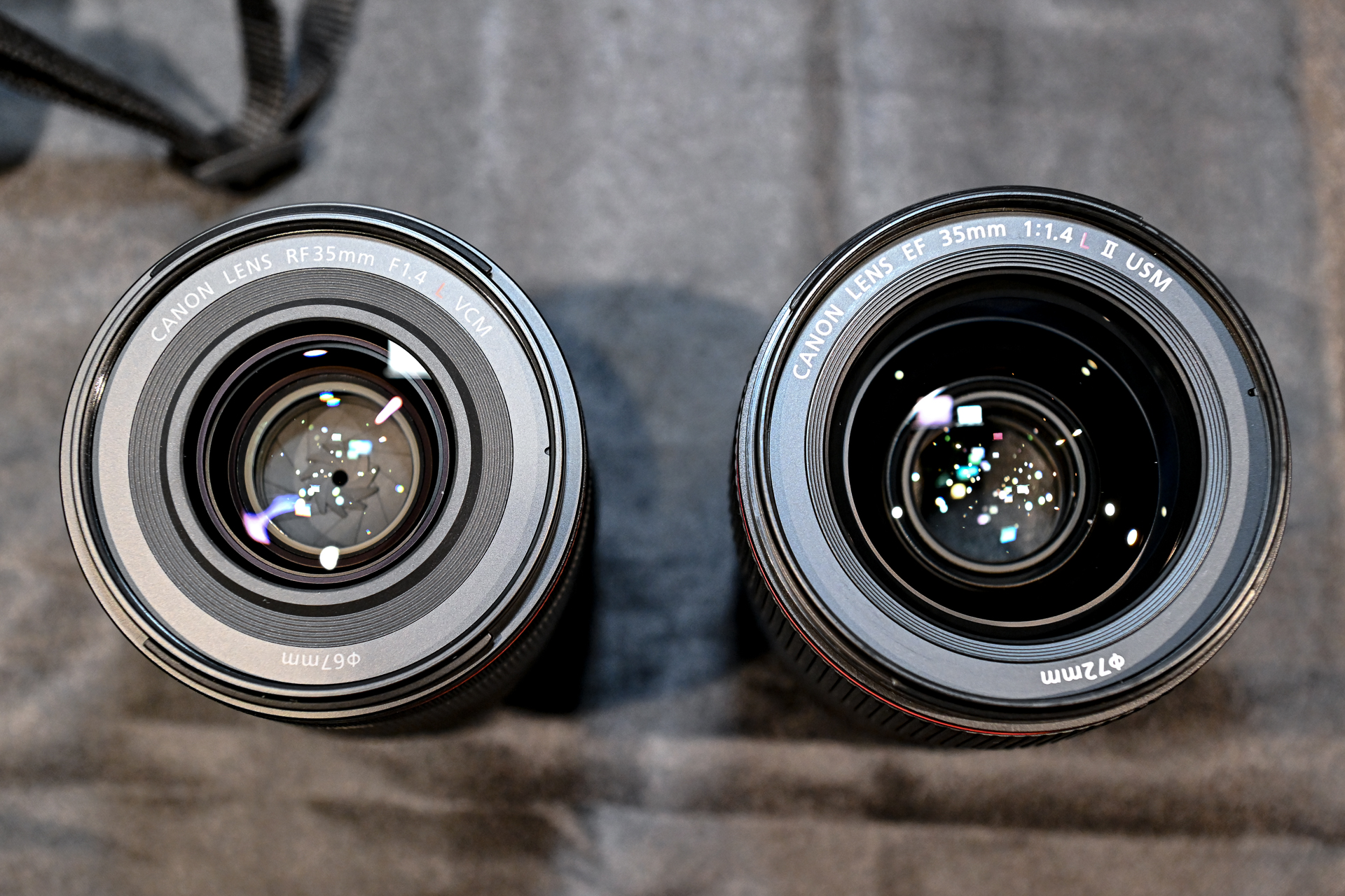 RF35mm F1.4 L VCM（左）／EF35mm F1.4L II USM（右） 全長が約105.5mmから約99.3mmに短縮、質量も約555gで約27％軽量化。フィルター径も72mmから67mmとなった