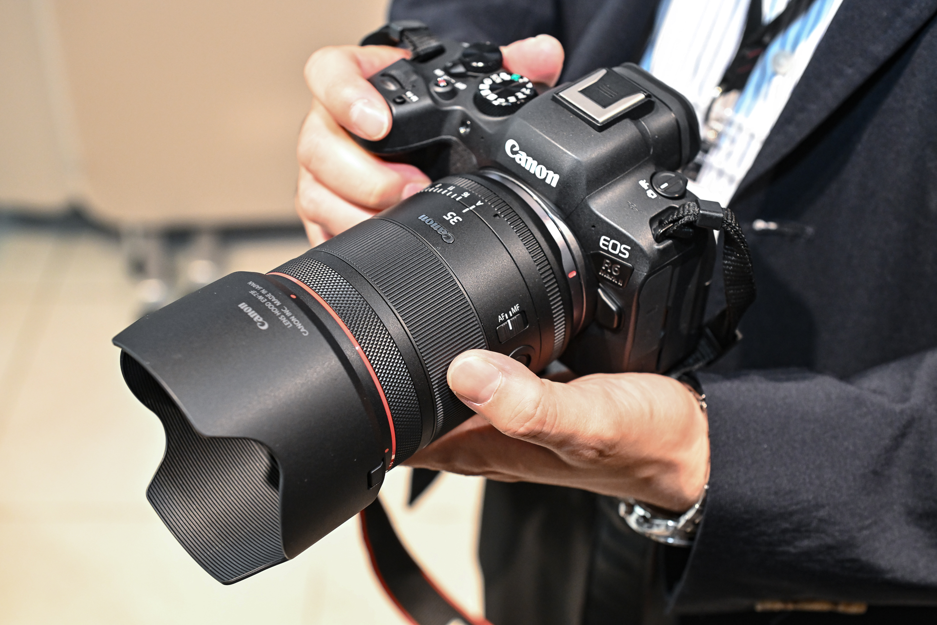 EOS R6 Mark IIに装着した様子