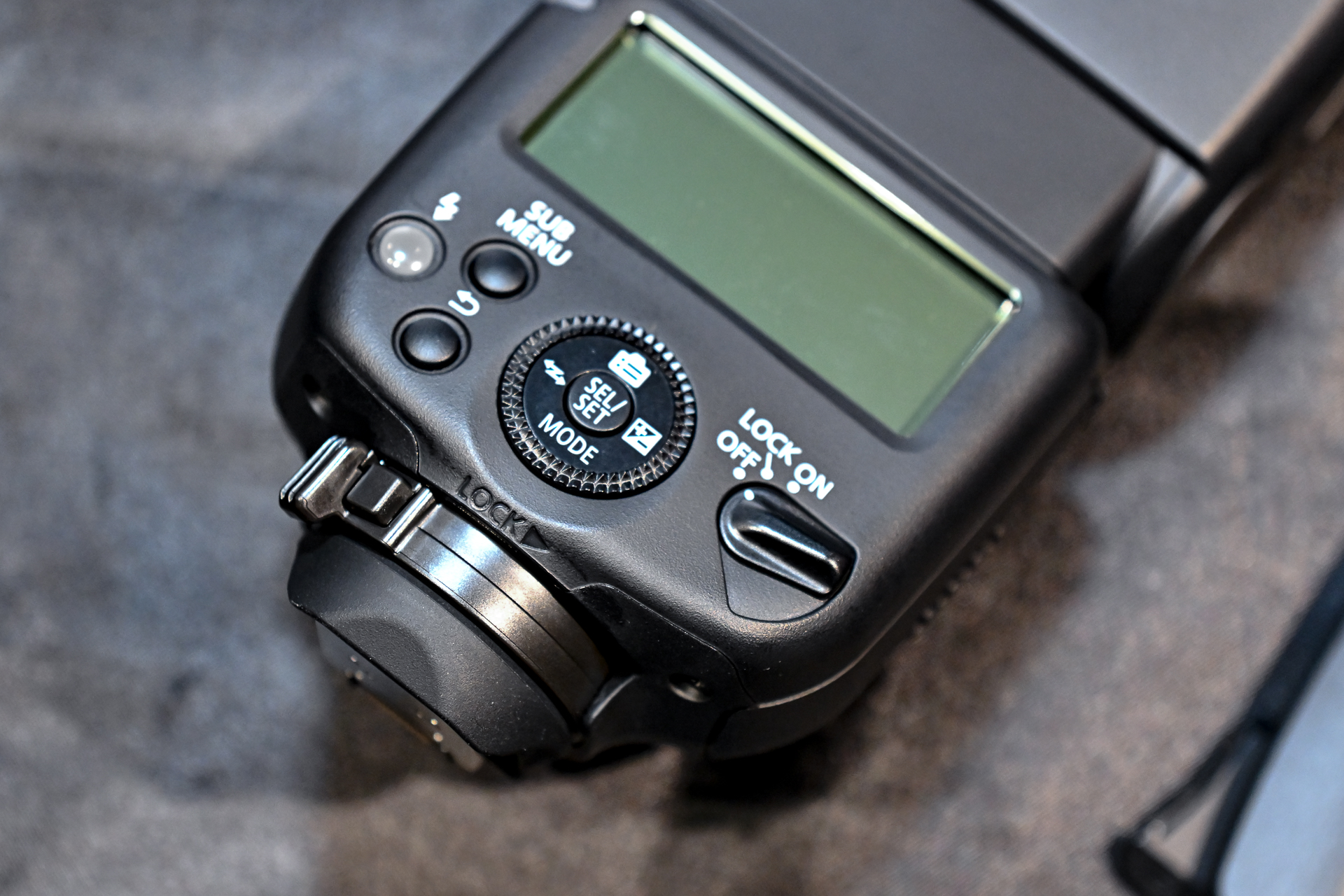 ロックレバーでワンタッチでカメラ本体と着脱できる