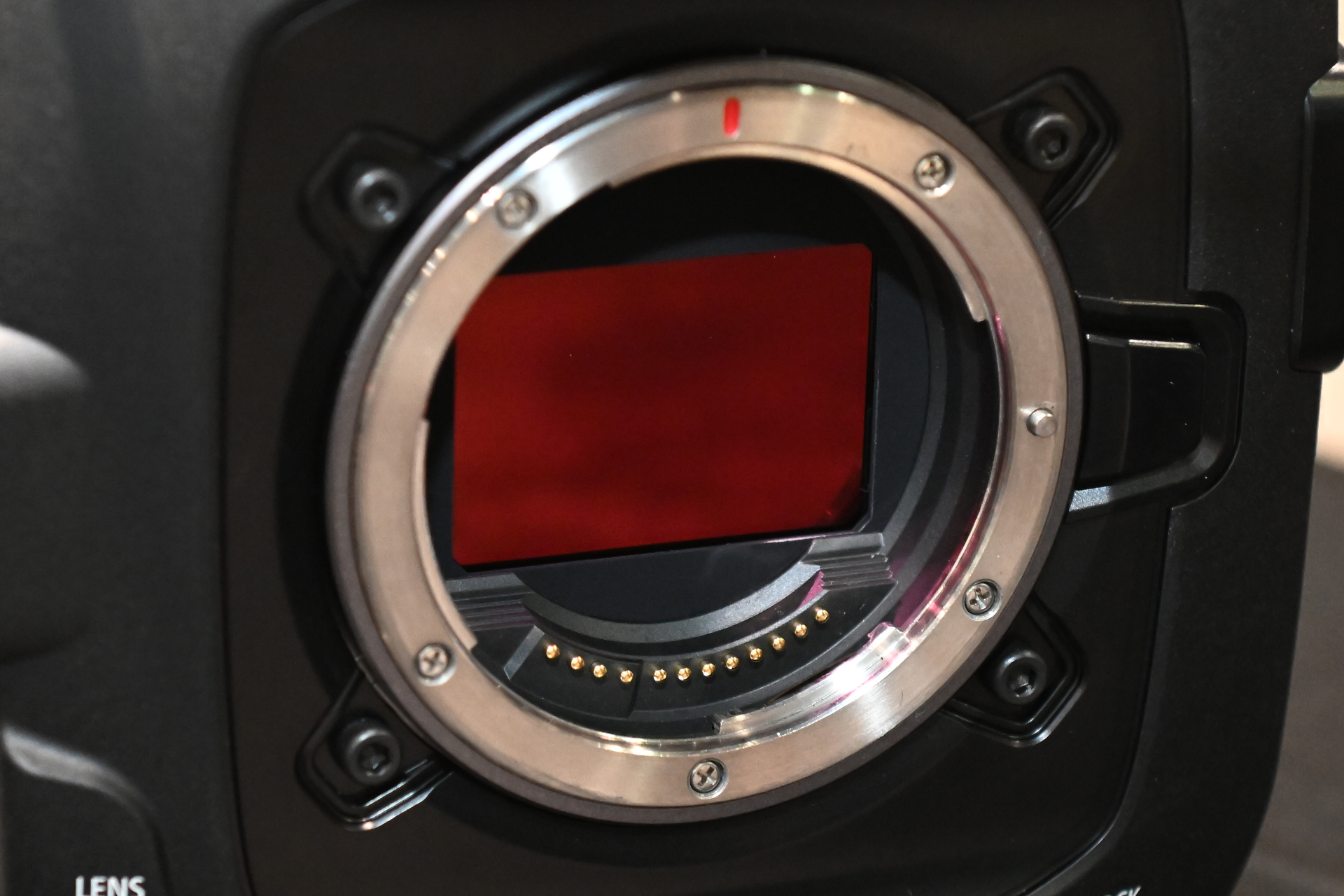 6Kフルサイズ・裏面照射積層CMOSセンサーを搭載