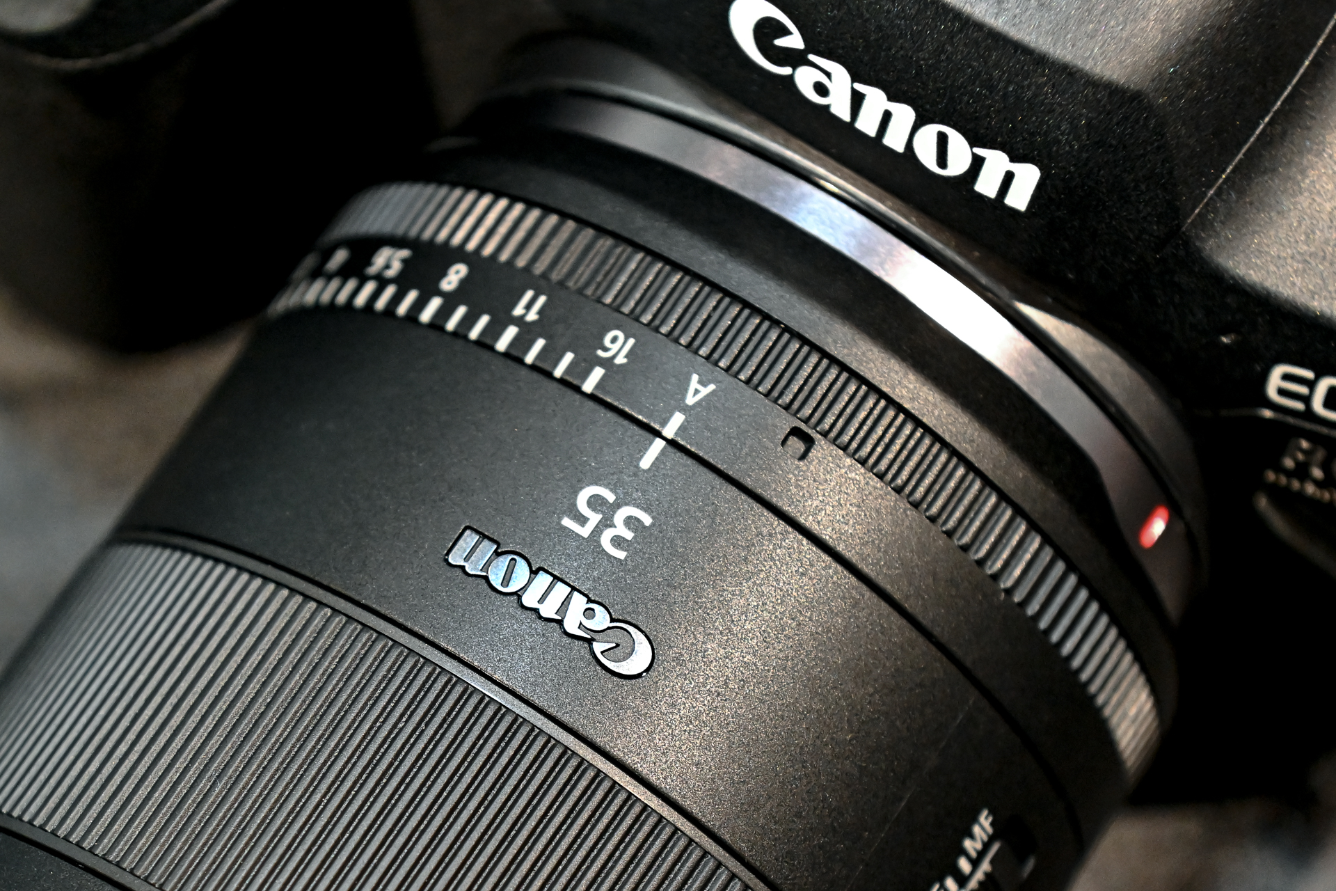 アイリスリングは非クリック式　現在の機種では動画撮影時のみ機能する