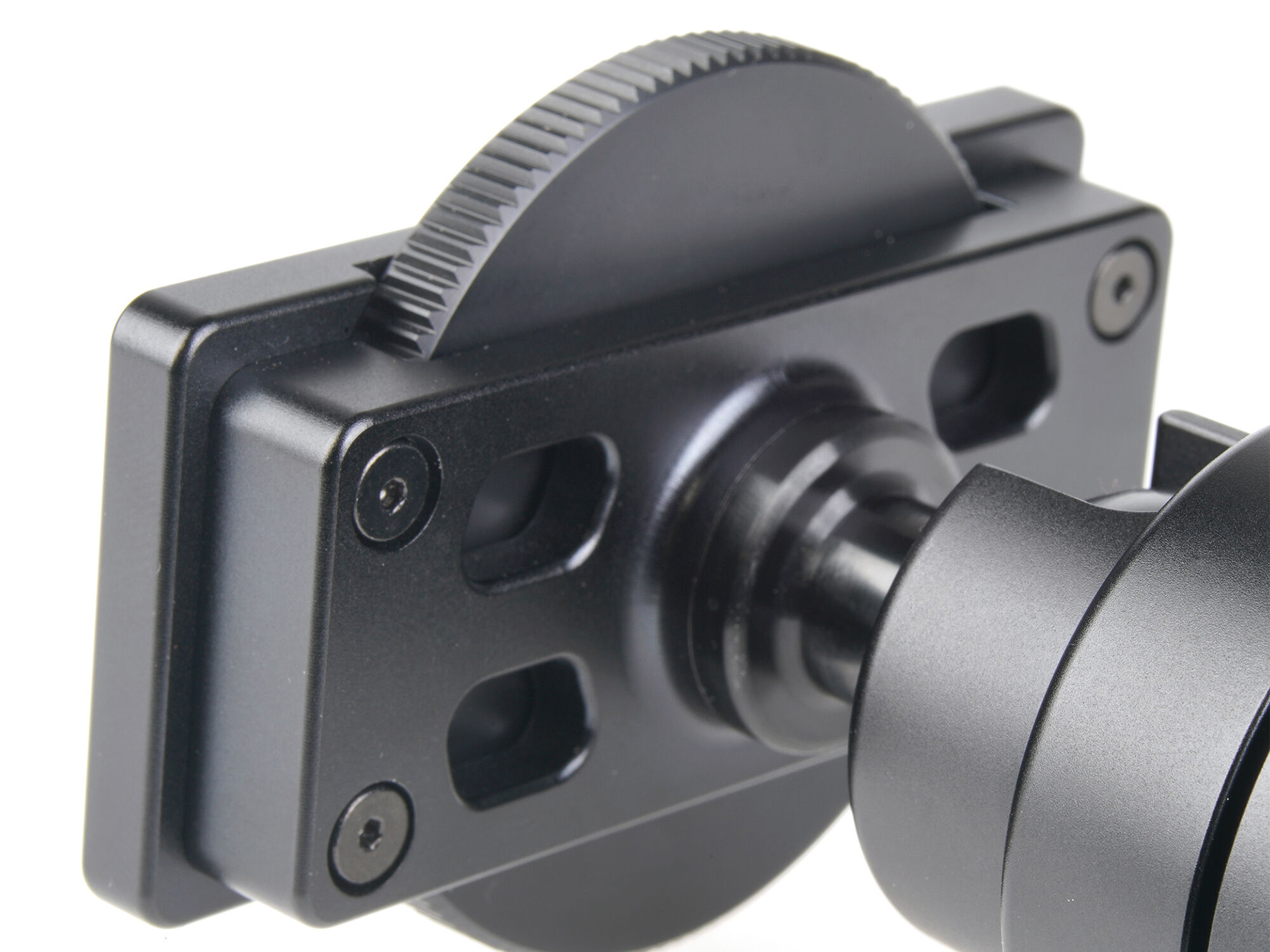 カメラ装着部の裏面の金属をくり抜く肉抜きを行い、軽量化を行った