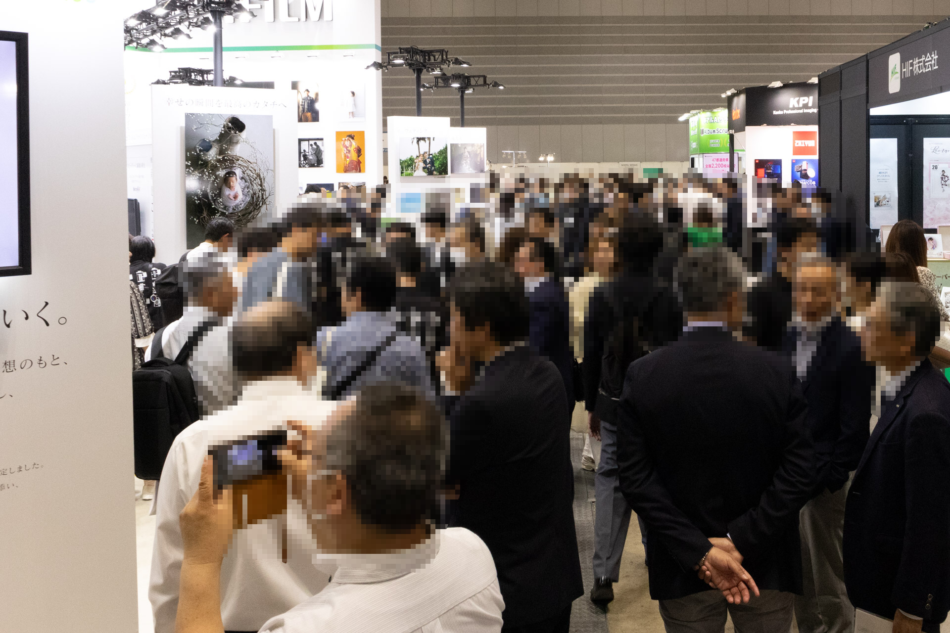 通路まで混雑しているほどの盛況ぶりだった