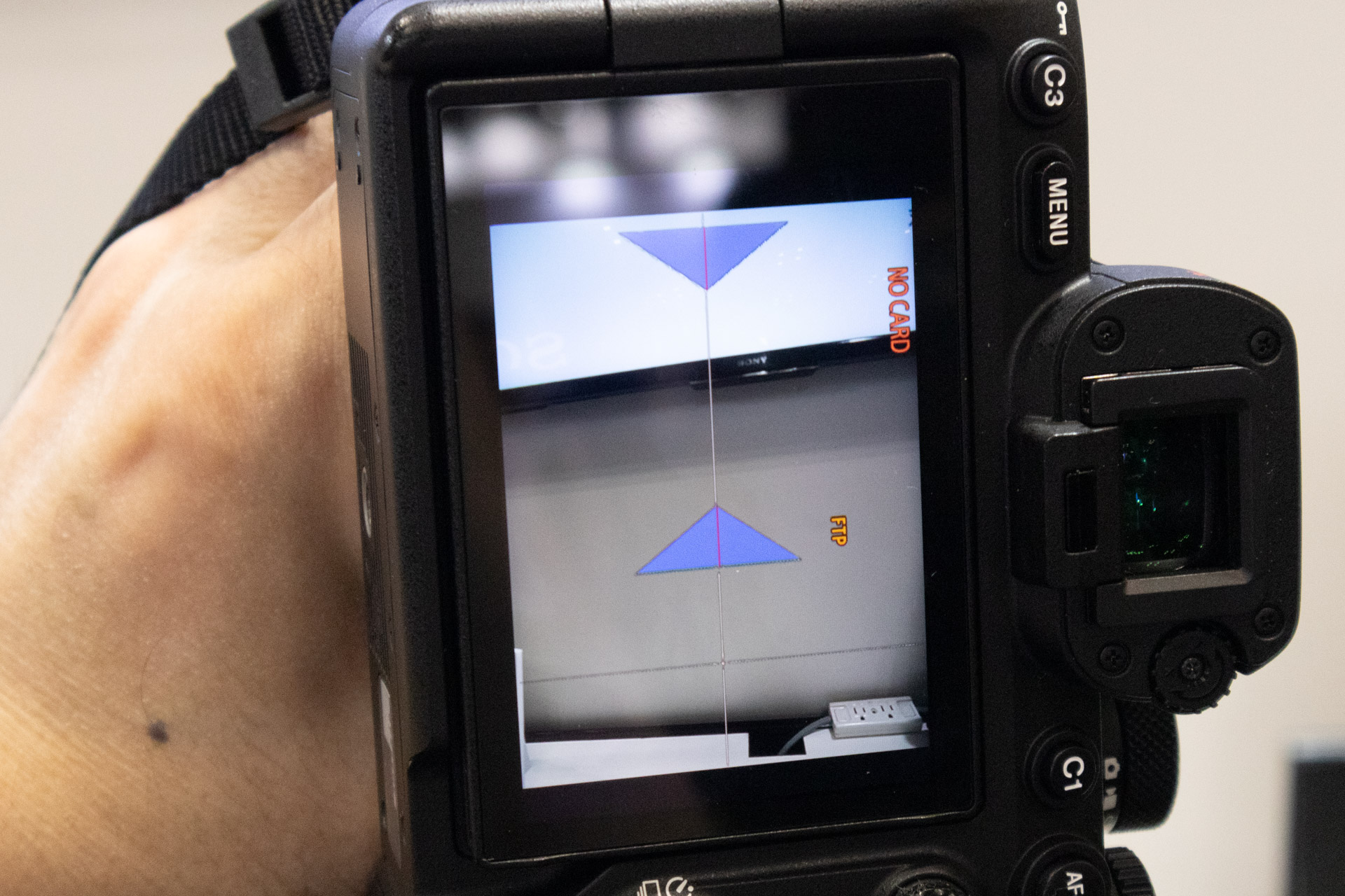 縦位置にも使える。これは三角形の間に顔を置くという提案