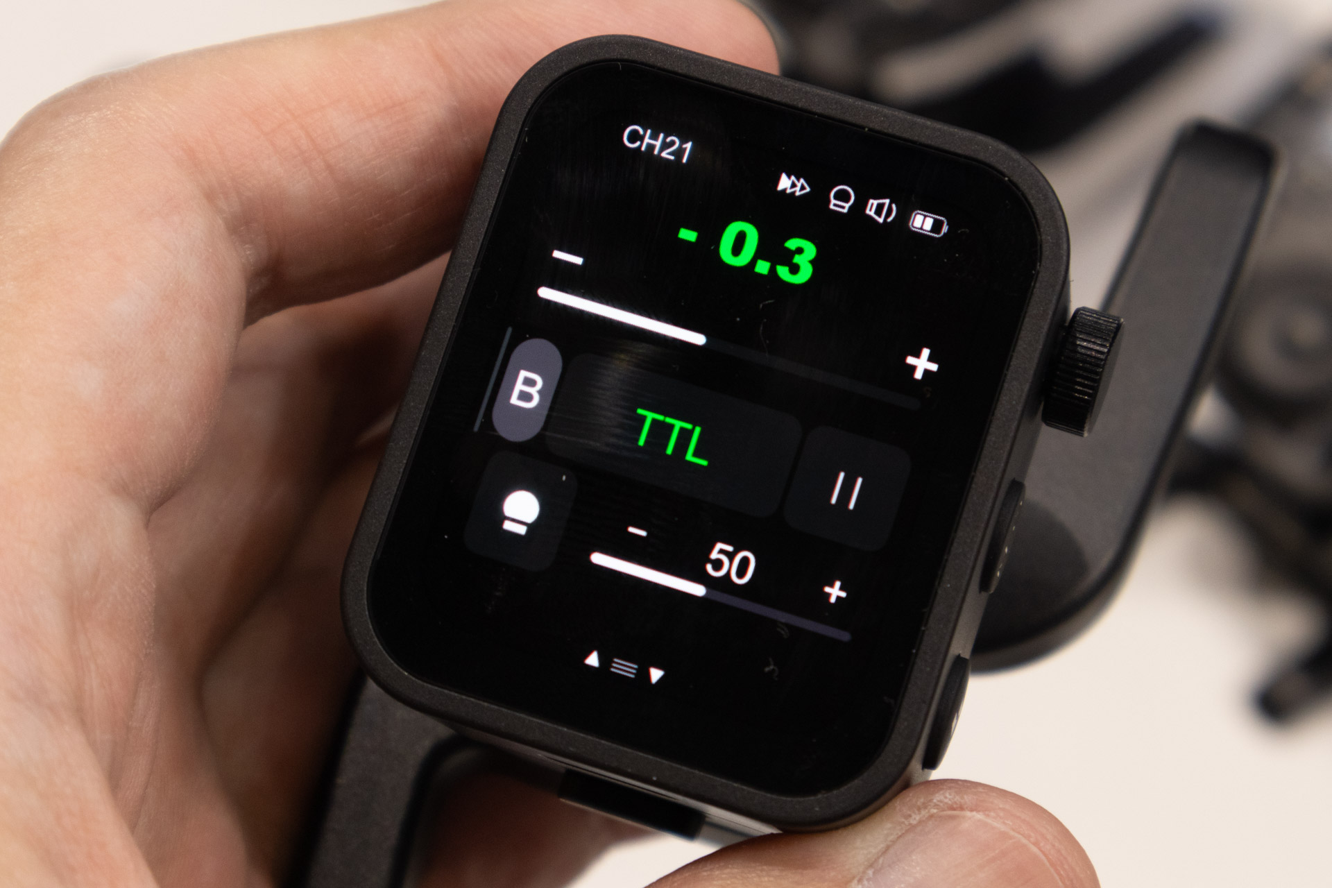 上面は全面ディスプレイで表示も鮮明