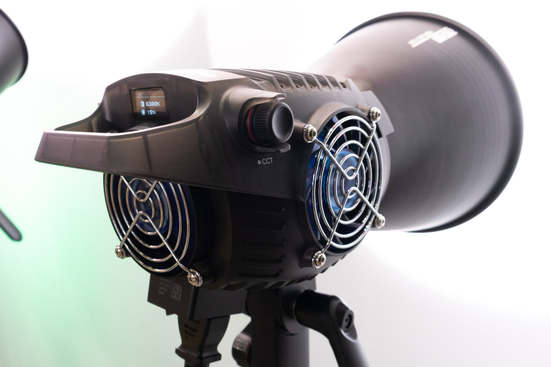 100Wモデル。3方向にファンを搭載