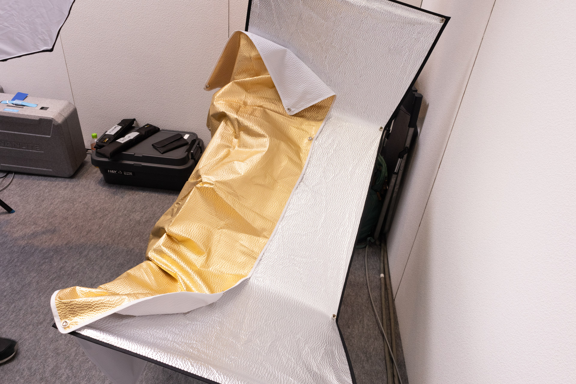 色を変えるシートは数カ所の固定で簡単に着脱可能