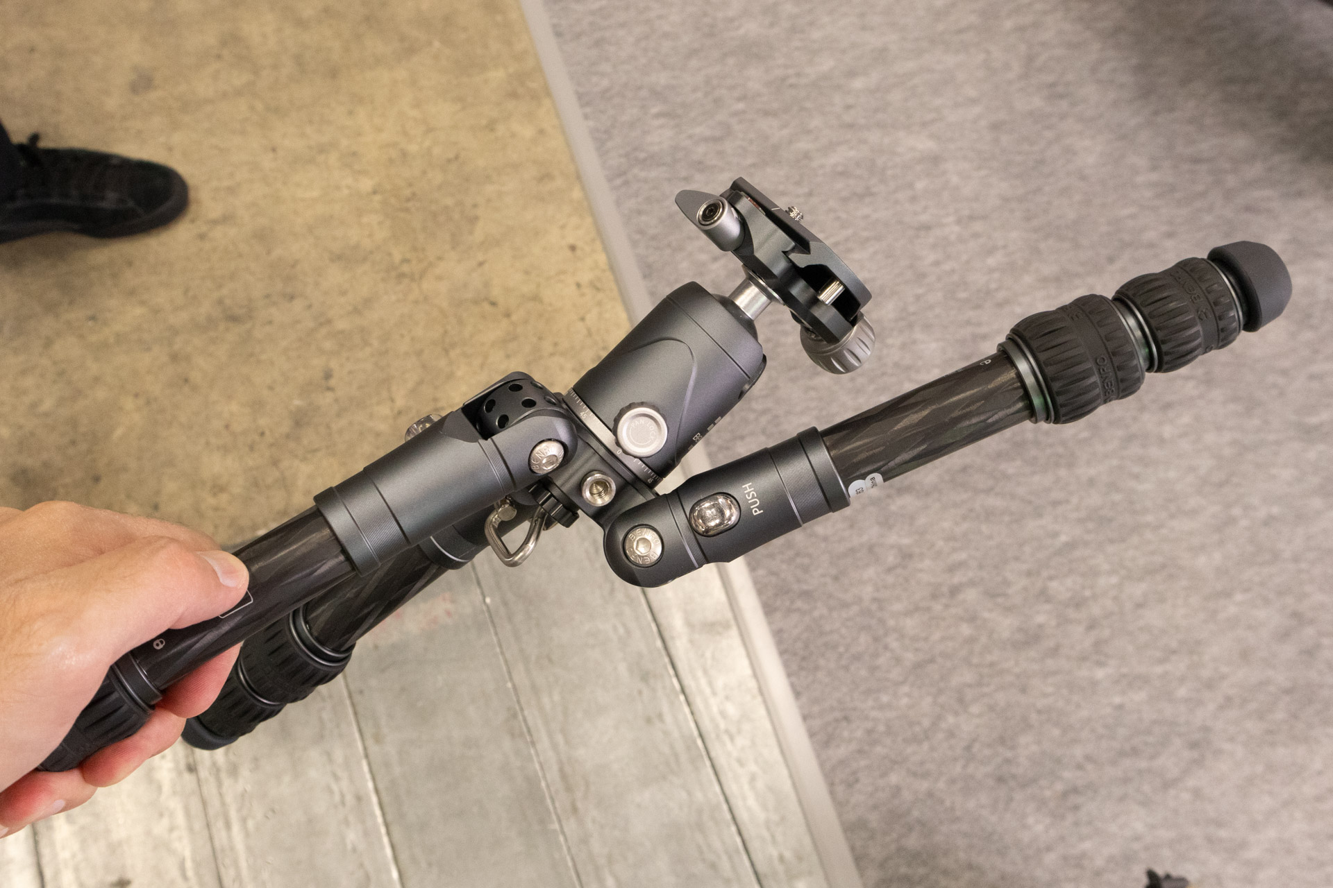 このように1本だけを大きく開くことも可能