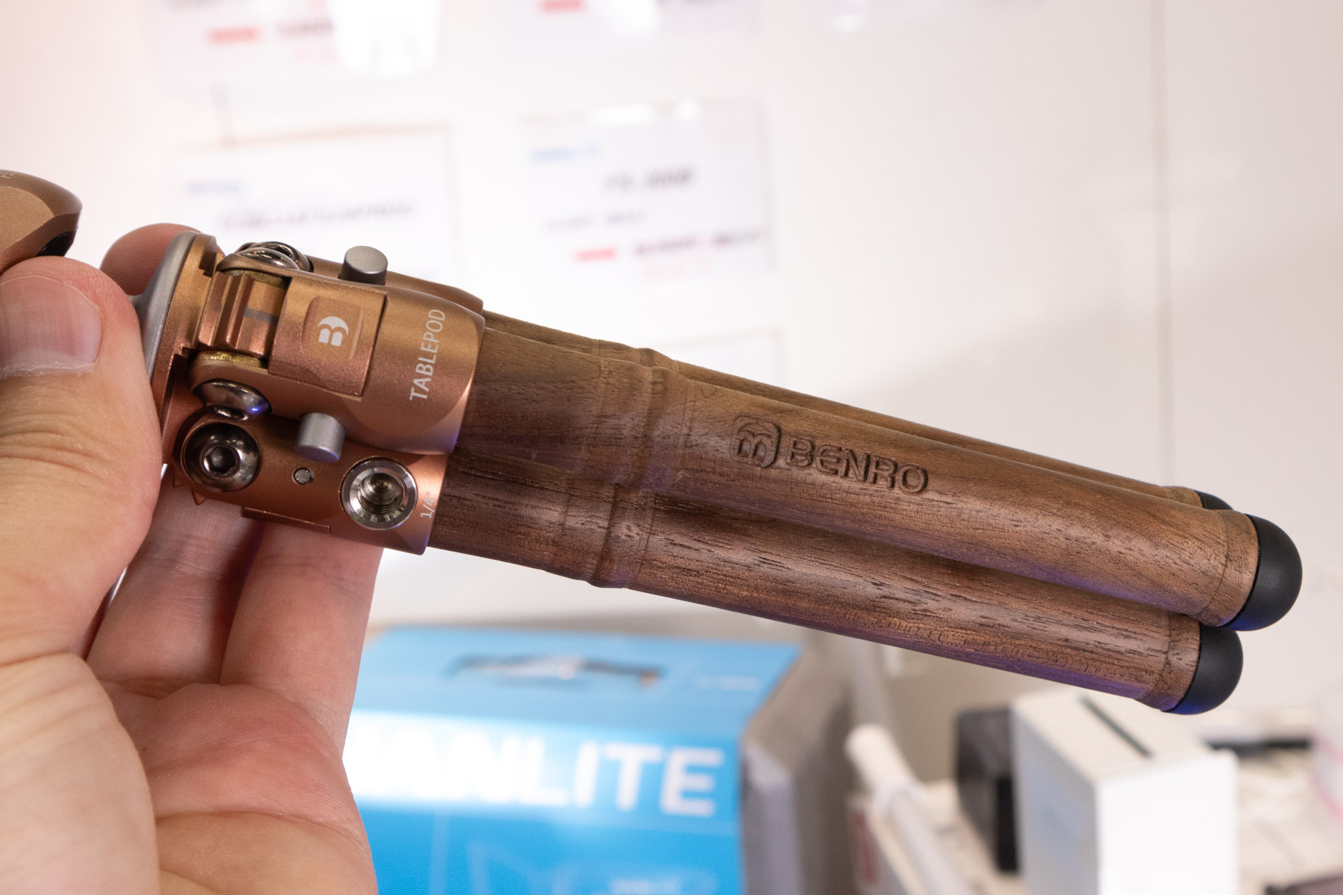 脚が木製で、ロゴが彫り込まれいている