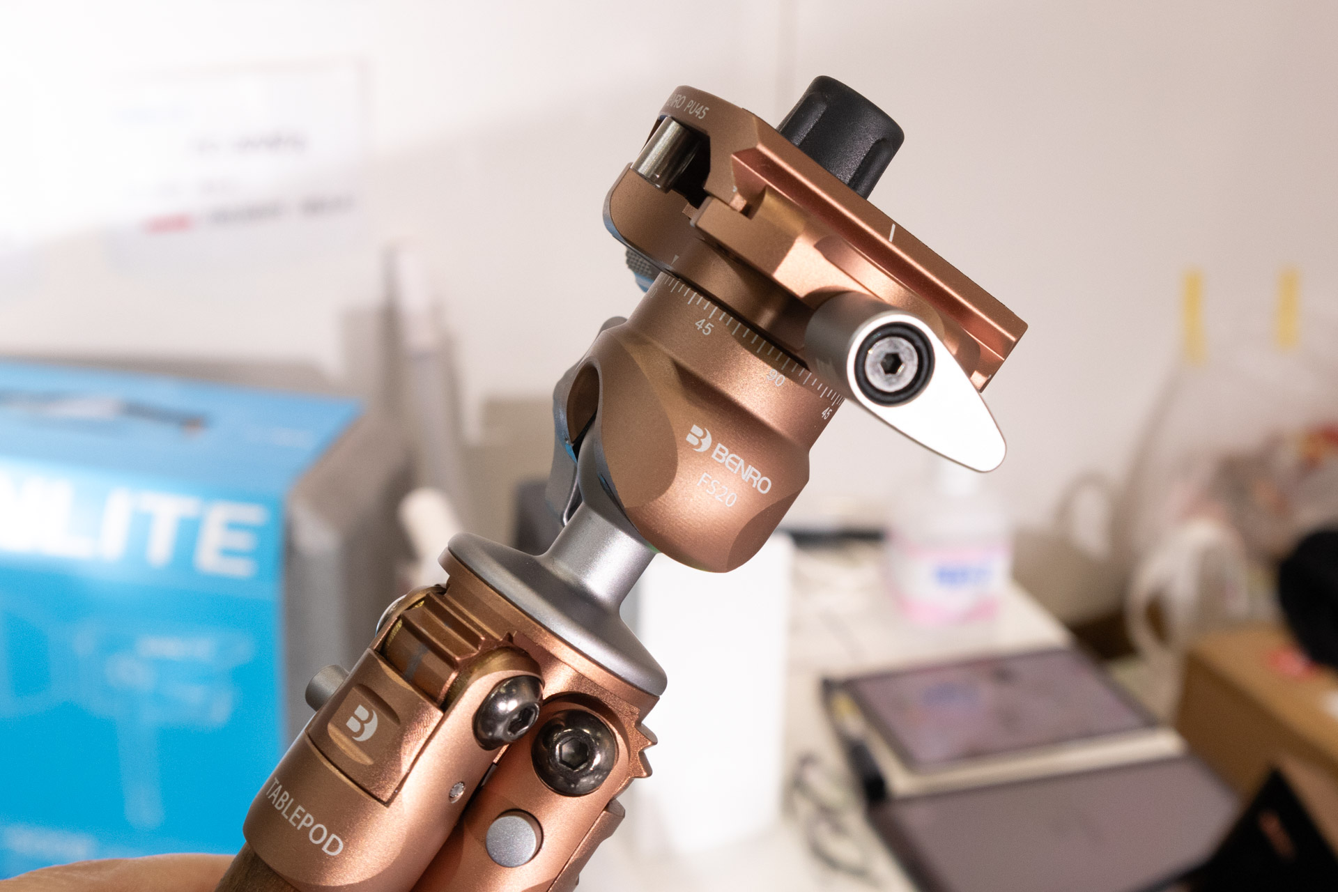 雲台は同社の一般的な小型タイプ