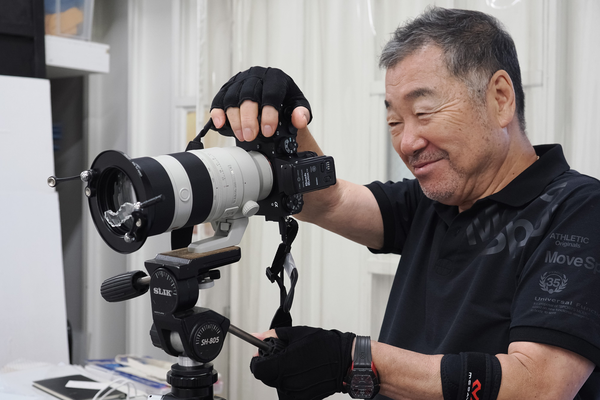 カメラ用交換レンズの前面にアダプターリングを付け、エフェクトワンドをマグネット式で装着できるためフリーハンドでの撮影が可能