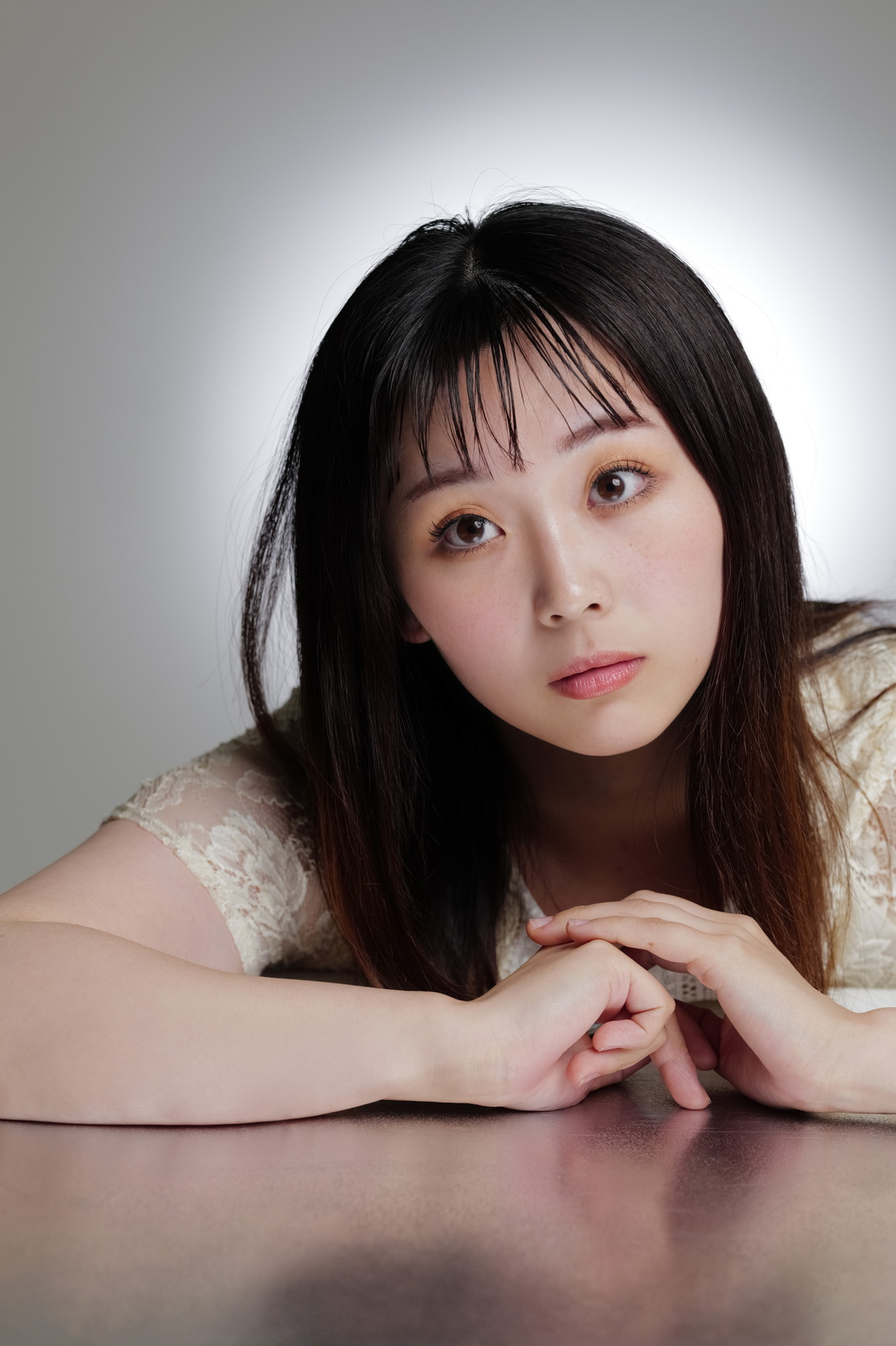 ストロボで彼女と背景に光を当てている。ライカ SL3／70-200mm F2.8 DG DN OS｜Sports／マニュアル（F5.6、1/125秒、±0.0EV）／ISO 400