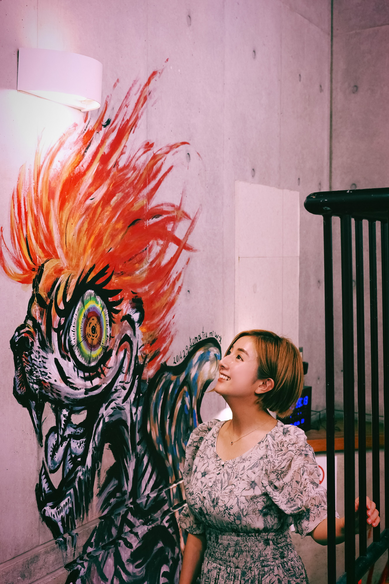 小松さんの絵をこんなに近くで見れるなんて幸せ！ と喜んでいた。OM SYSTEM OM-1 Mark II／M.ZUIKO DIGITAL ED 12-40mm F2.8 PRO II／絞り優先AE（F3.5、1/60秒、±0.0EV）／ISO 1000　ネオノスタルジー使用