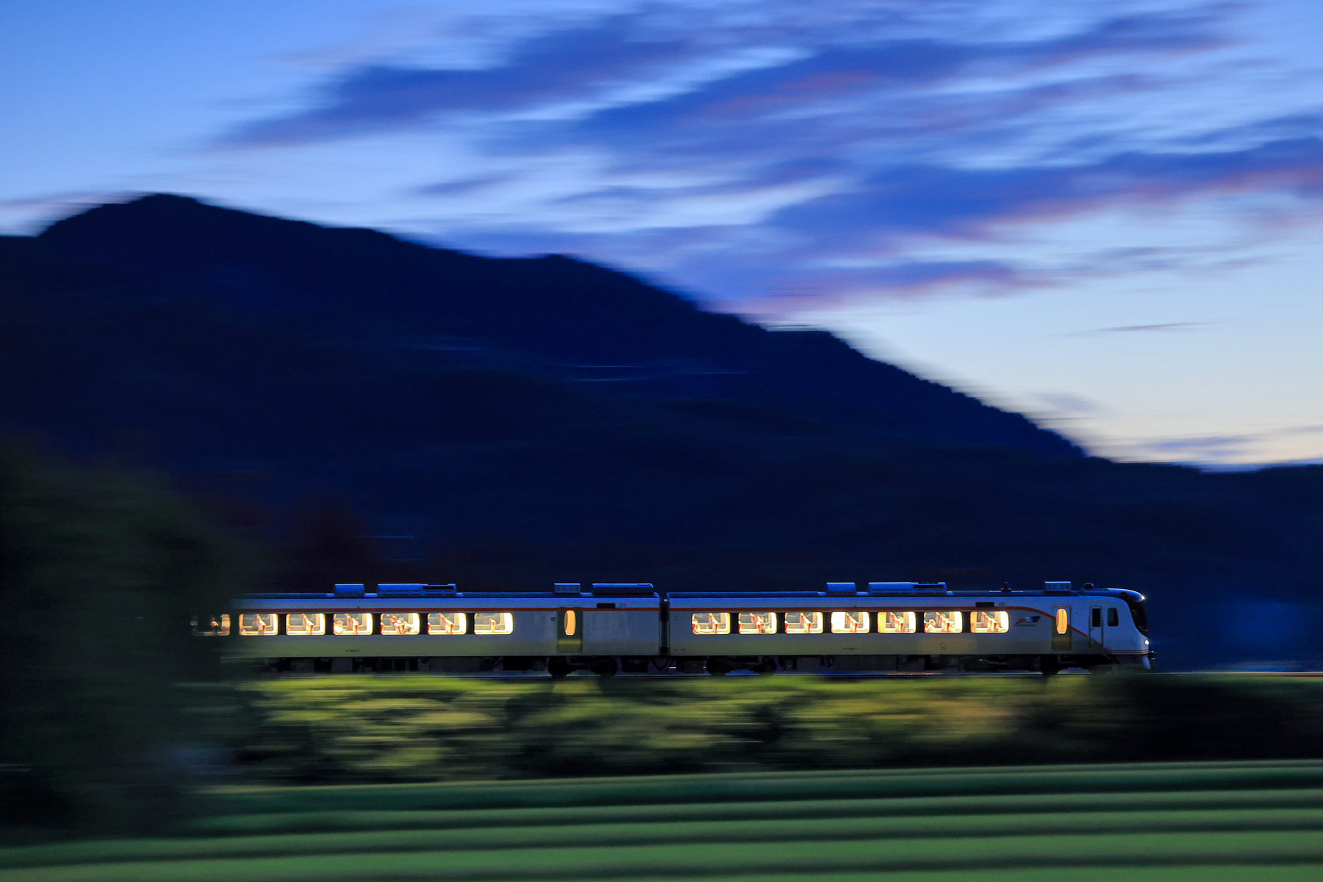 手持ち撮影でシャッター速度1/8秒の流し撮りは、私の腕ではほぼ成功しない。一度きりのチャンスをBV-15は成功に導いてくれた。ぜひビデオ雲台を流し撮りに積極的に使ってみてほしい（高山本線）<br><span class="fnt-85">キヤノン EOS R3／RF70-200mm F2.8 L IS USM／135mm／マニュアル露出（F4、1/8秒）／ISO 3200／WB：太陽光</span>