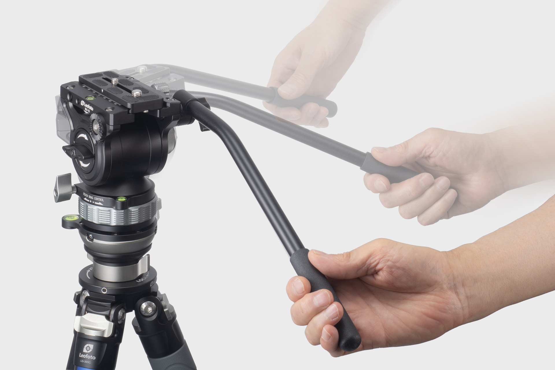 BV-15は360°のパンニングが可能。その際にかかる抵抗の強さを調整できる。程よい抵抗に調整しておくことで、列車の移動に合わせた追従がしやすくなる。パン棒は用途に応じて着脱が可能なほか、左右の付け替えもできる。流し撮りの際はパン棒が邪魔になるので取り外して使用している