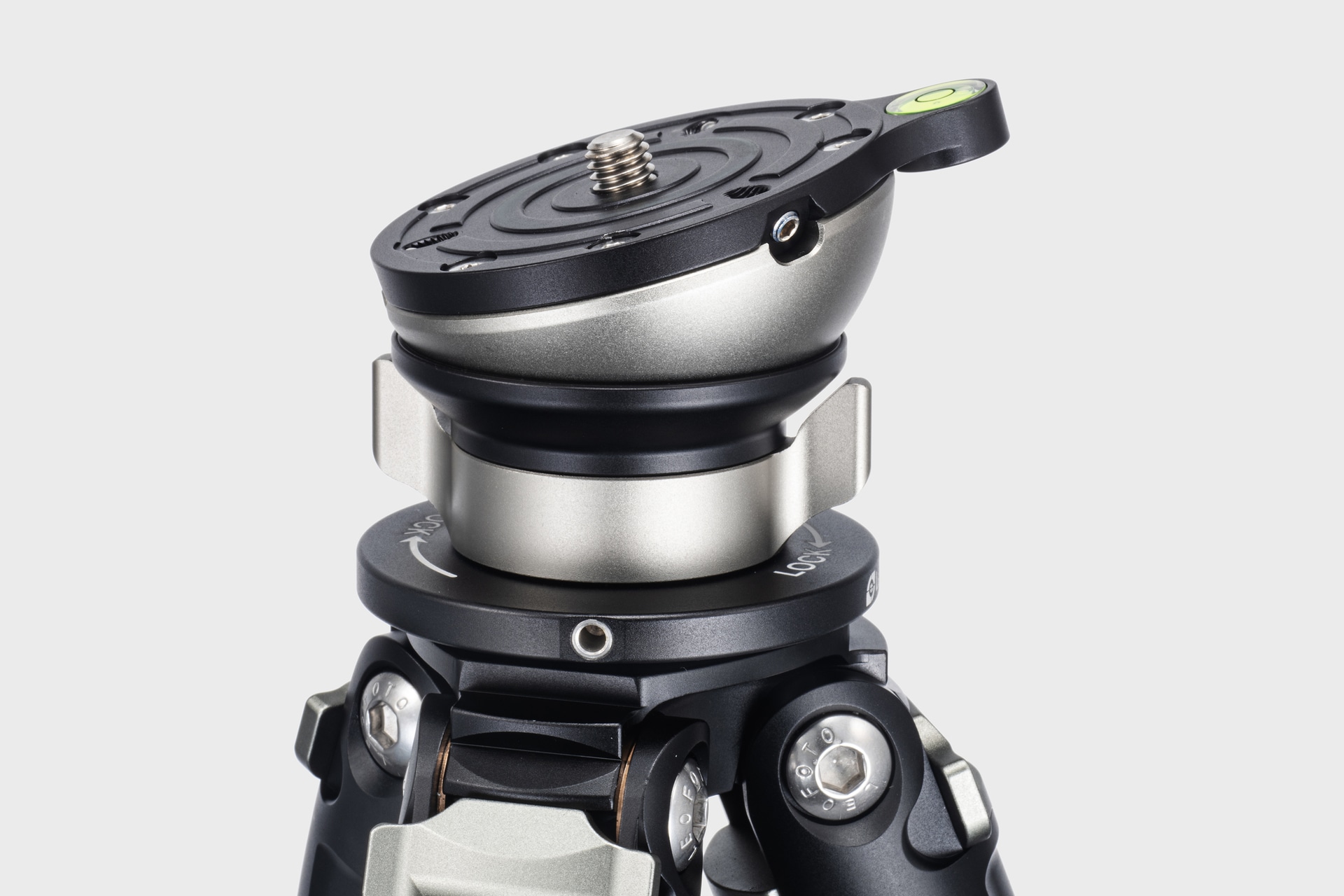 ハーフボールによる角度調整が可能なLB-75をベースにすると、BV-15使用時も自由雲台のように簡単に水平を調整できる。ぜひ組み合わせたいアイテムだ