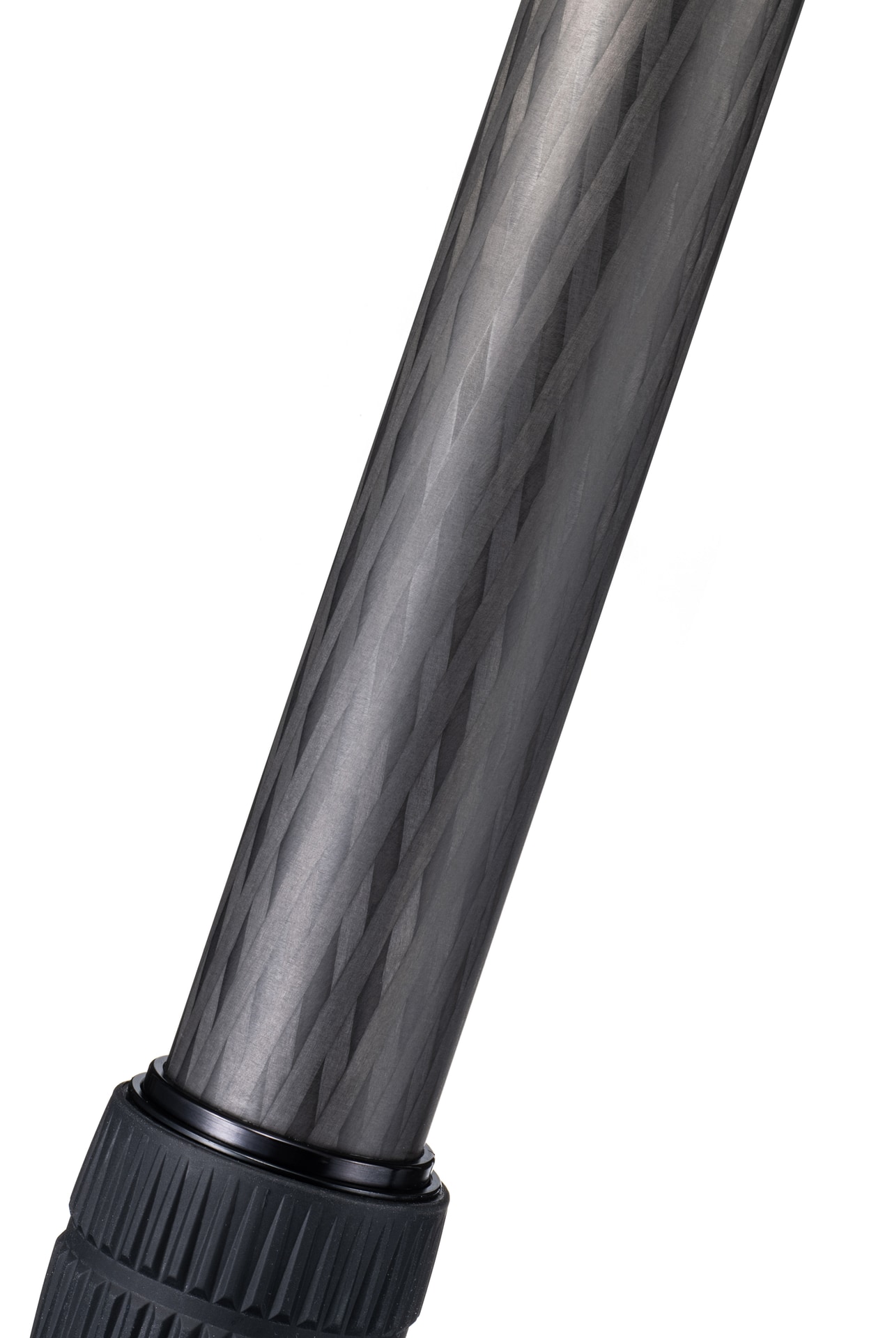 10層のカーボンファイバーチューブを使用したLS-365Cは強靭。高い堅牢性がありながら、センターポールレスのため縮長は50cmを切る。取り回しが良く、汎用性が高い