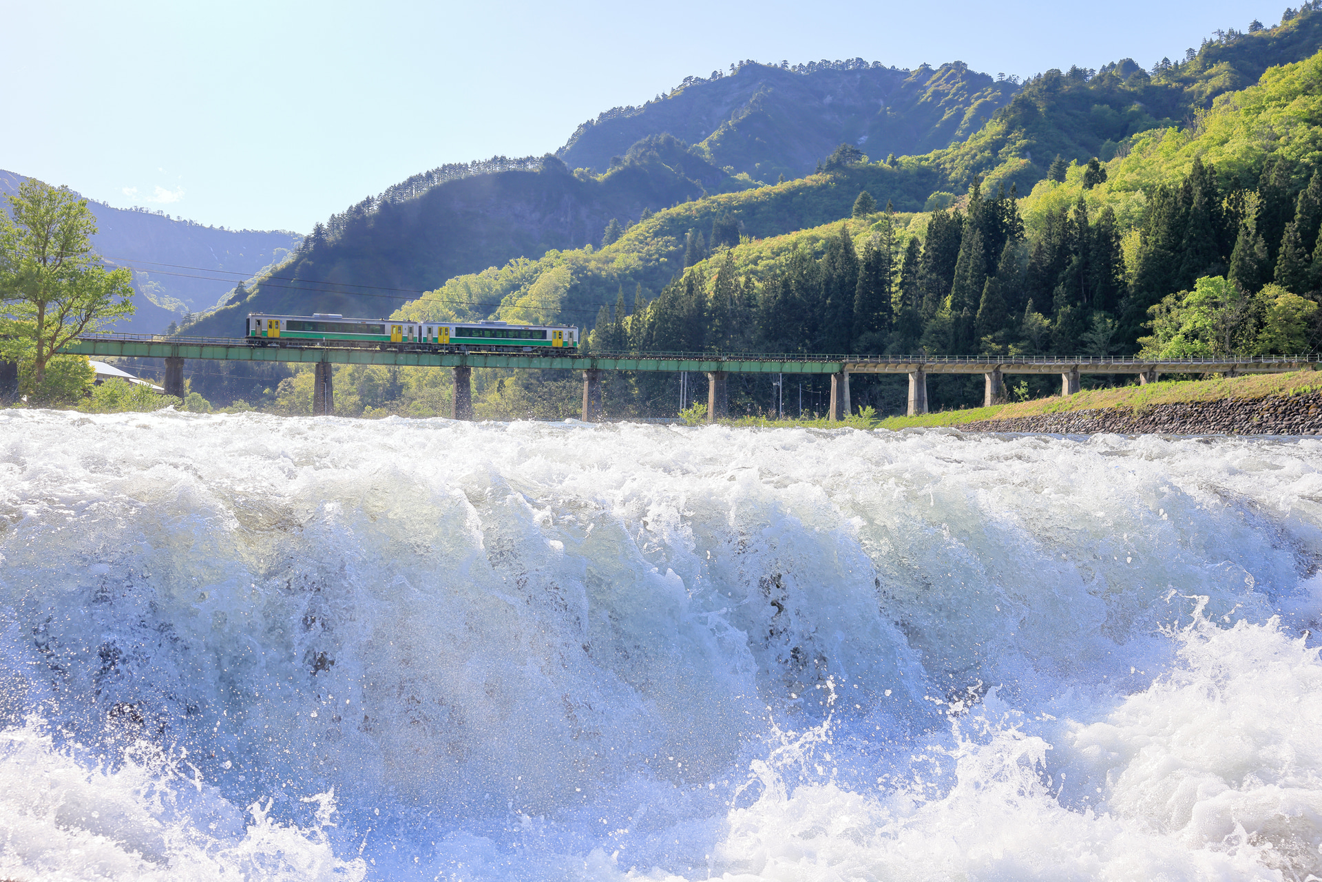 足場の悪い場所でのローアングル撮影ではLS-365Cはとても使いやすい。センターポールレスなので、急斜面でローアングルにしたいときなどに、開脚角度を広げるだけで瞬時に低くできて重宝する（只見線）<br><span class="fnt-85">キヤノン EOS R5／RF24-70mm F2.8 L IS USM／35mm／マニュアル露出（F8、1/1,000秒）／ISO 800／WB：太陽光</span>