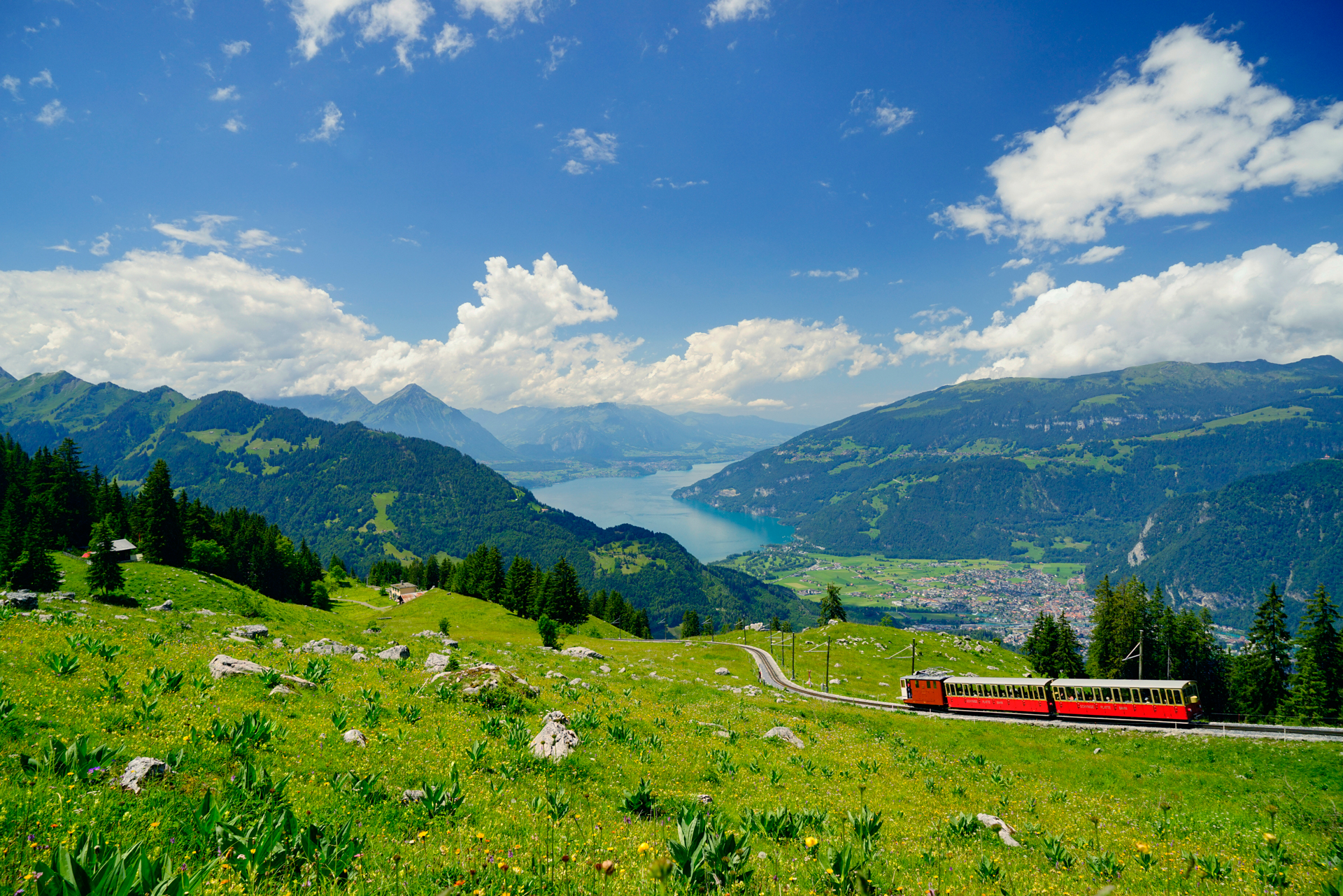 α7Rで撮影したスイス鉄道の絶景。有効約3,640万画素を実現したα7Rの描写力に衝撃を受けた1枚。連続撮影が約4コマ/秒という性能も気にならないほど、今見ても高精細な描写力だ<br><span class="fnt-85">ソニー α7R／Vario-Tessar T* FE 24-70mm F4 ZA OSS／24mm／絞り優先AE（F8、1/500秒、＋0.3EV）／ISO 400／WB：日陰／スイス ブリエンツロートホルン鉄道 Breitlauenen駅付近</span>