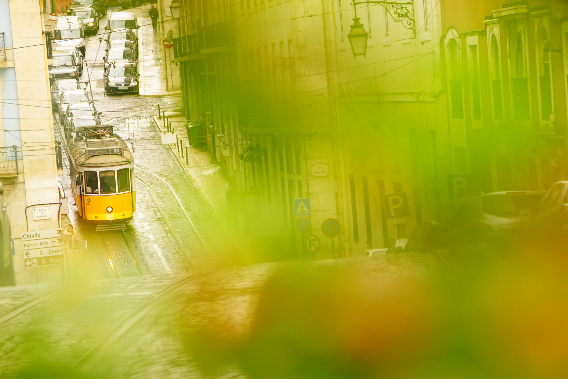 α7 IIがフルサイズ初<a href="#a1">［※1］</a></a>で採用した光学式5軸手ブレ補正機能の衝撃は忘れない。有効約2,430万画素で約5コマ/秒の連写、常用ISO 25600などカメラの進化を感じた<br><span class="fnt-85">ソニー α7 II／70-400mm F4-5.6 G SSM II／210mm／絞り優先AE（F5、1/100秒、＋0.7EV）／ISO 400／WB：日陰／ポルトガル リスボン市電 R. Vitor Cordon / R. Serpa Pinto停留所付近</span>