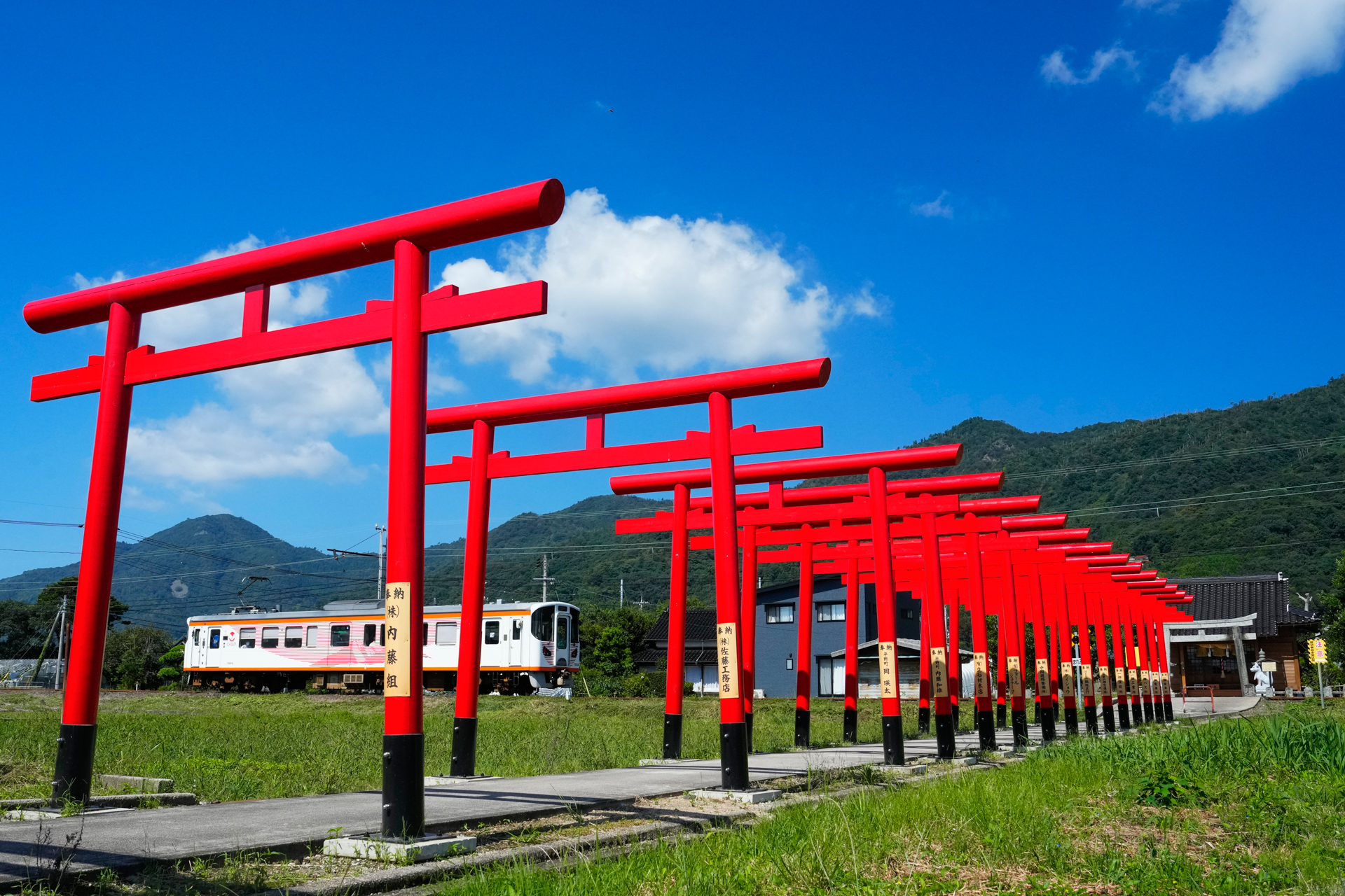 僕のメインレンズであるGマスターII型ズームはI型よりもさらにクリアになったほか、小型・軽量になり、自由な僕の撮影スタイルを支えてくれる。見よ、このクリアさを！<br>ソニー α1／FE 24-70mm F2.8 GM II／28mm／絞り優先AE（F11、1/800秒、＋0.7EV）／ISO 1600／WB：太陽光／一畑電車大社線 高浜～遙堪