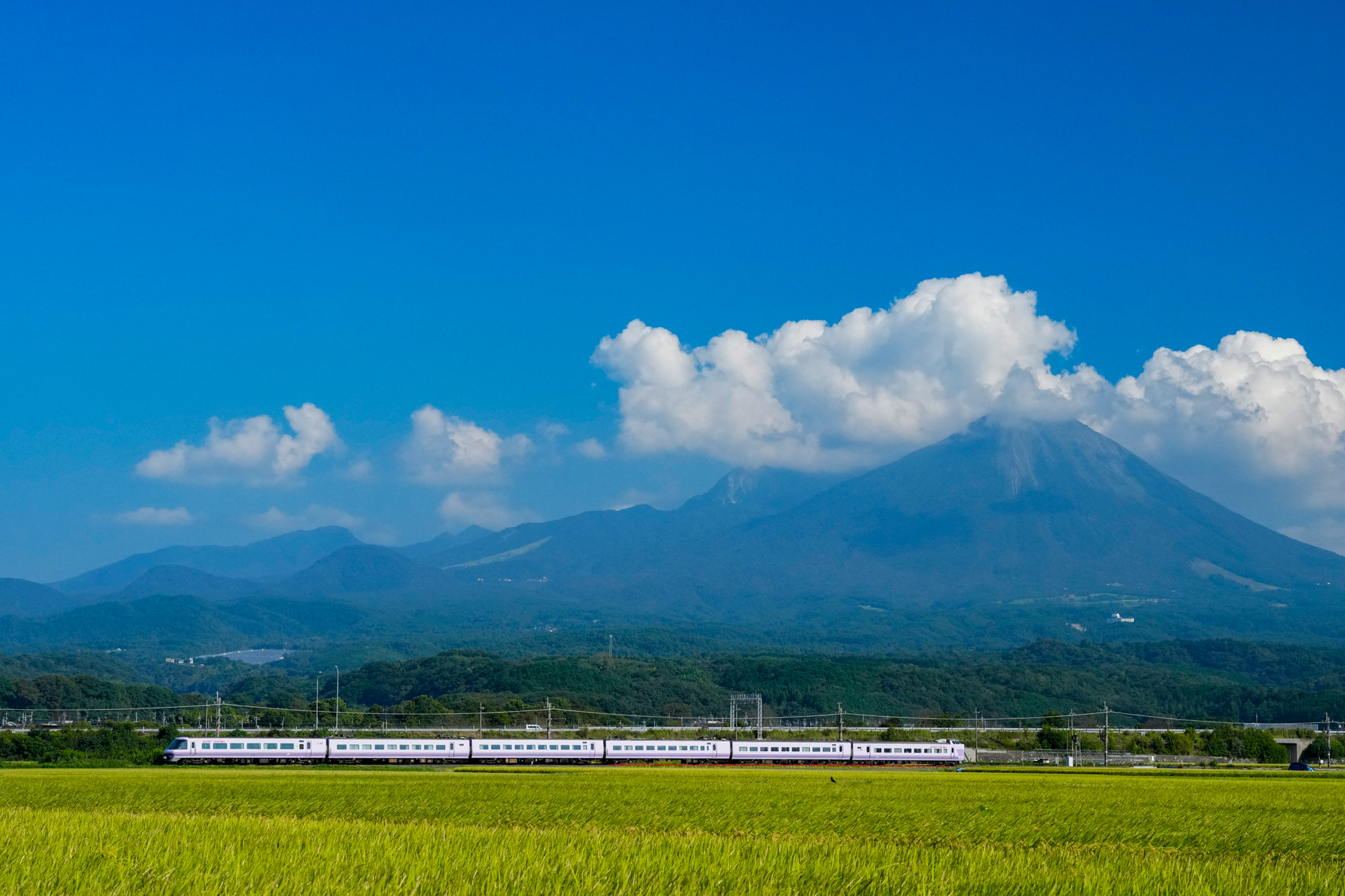 標準レンズで撮影したかのような伸びやかな描写を可能とするFE 70-200mm F2.8 GM OSS II。描写力を熟成させ、小型・軽量化した秀逸レンズだ<br>ソニー α1／FE 70-200mm F2.8 GM OSS II／79mm／絞り優先AE（F8、1/2,000秒、＋0.3EV）／ISO 1600／WB：太陽光／伯備線 岸本～伯耆大山