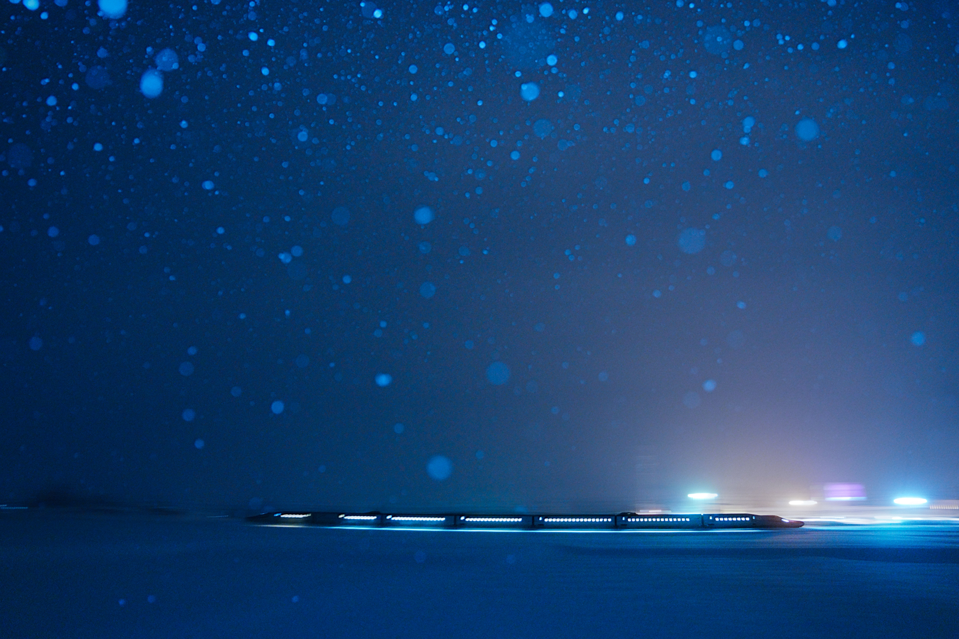 <span class="fnt-85">ソニー α1／FE 24-70mm F2.8 GM／24mm／マニュアル露出（F2.8、1/8秒）／ISO 3200／WB：白熱電球／田沢湖線（秋田新幹線） 鶯野～羽後長野</span>