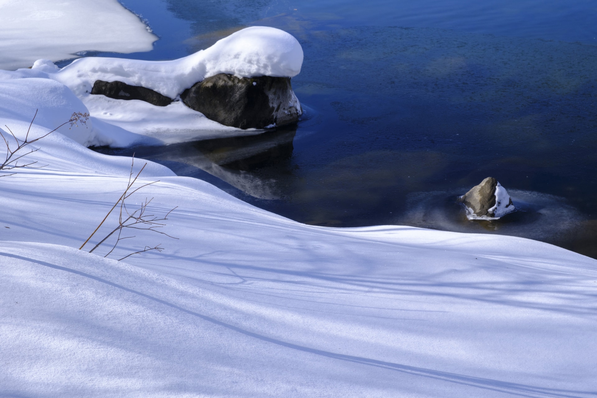 フィルターを使って画面右上の水の反射を取り除いている。フィルター適用後も雪原の色みに変化がないのが分かる<br><span class="fnt-85">FUJIFILM X-H2／XF16-55mmF2.8 R LM WR／50mm（75mm相当）／絞り優先AE（F11、1/100秒、＋0.7EV）／ISO 250／WB：晴れ</span>