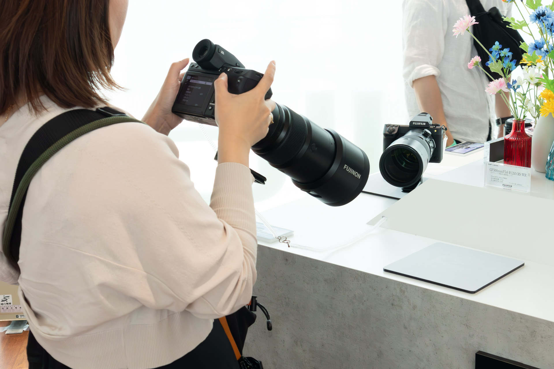 500mmレンズを試す来場者。こちらはフード付き