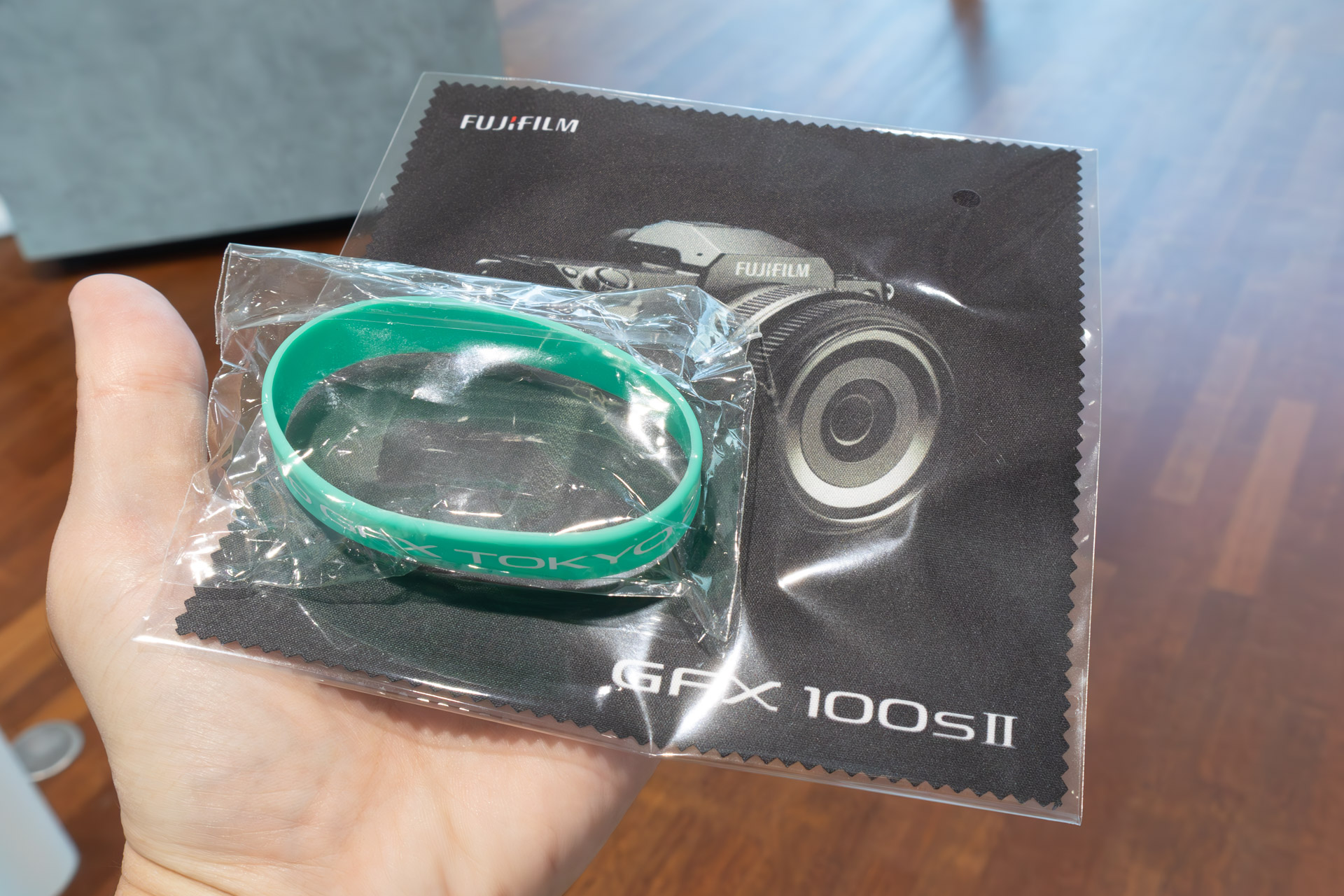 来場宣言をするともらえるリストバンドとクリーニングクロス