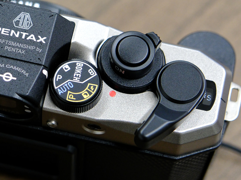 実機速報】フィルムカメラ新モデル「PENTAX 17」のデザインに詰め込ま