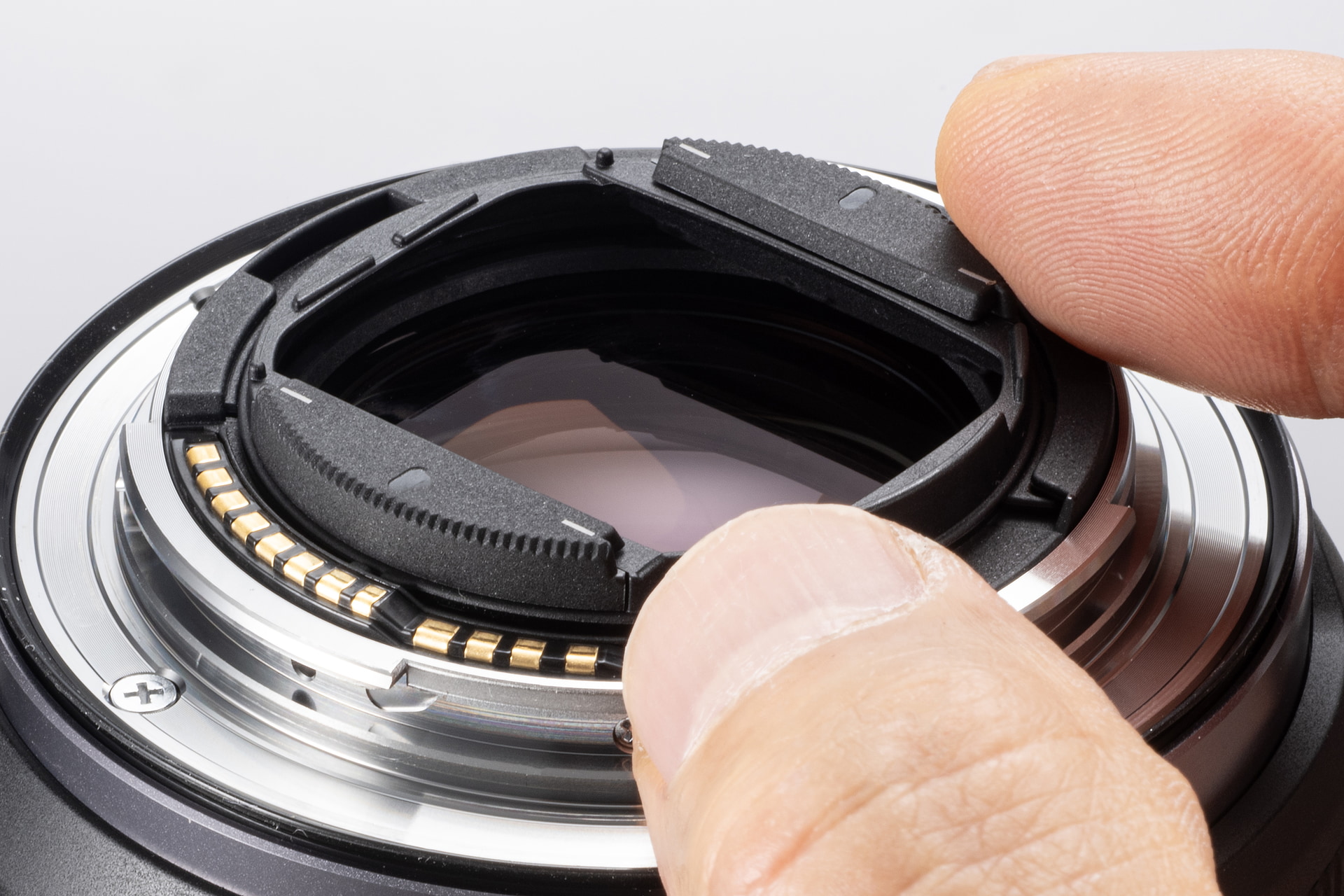 シートタイプのフィルターを挿入するためのリアフィルターホルダーを同梱。φ67mmのねじ込み式フィルターとシートタイプのフィルターを併用できるので、静止画・動画を問わずフィルターワークの幅が広がる