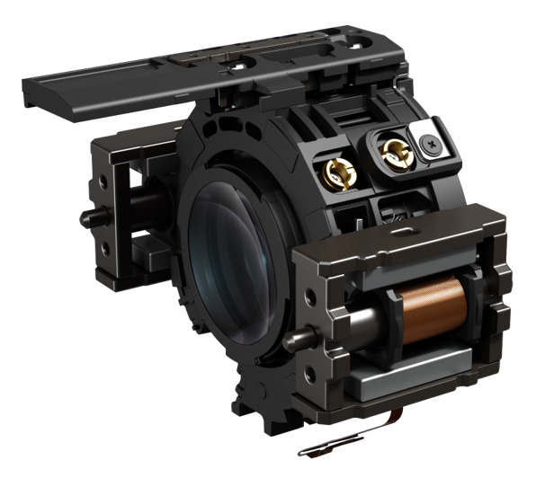 重いレンズを磁力で高速移動させるVCMを採用。静粛性にも優れ、動画撮影時にも有利だ。メインのフォーカスレンズとは別に、ナノUSMを用いたフローティングレンズも備わり、撮影距離を問わず高画質を実現する