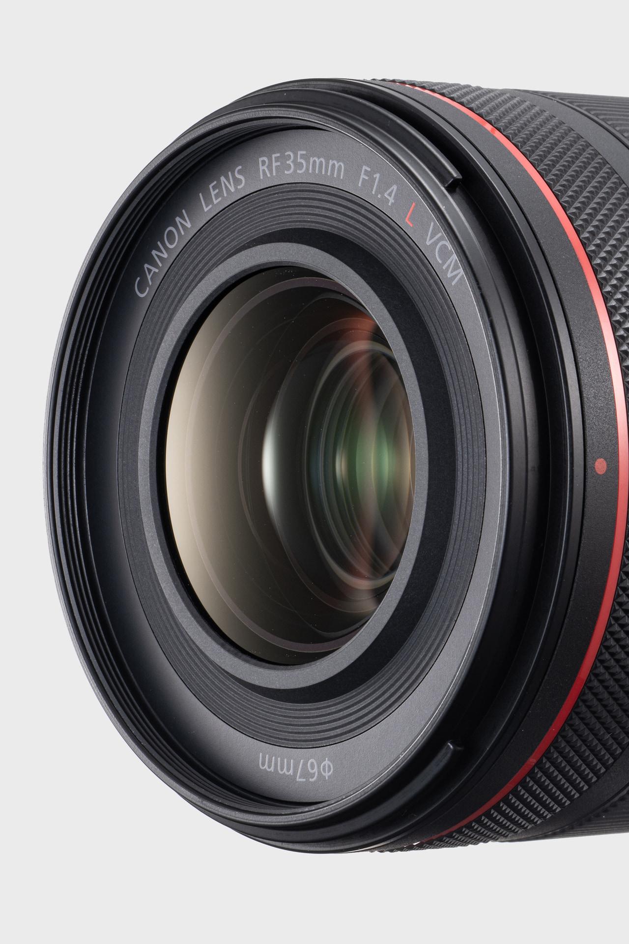 レンズ最前面はフッ素コーティングされているので、水滴が付着しても手入れが簡単な点もうれしい