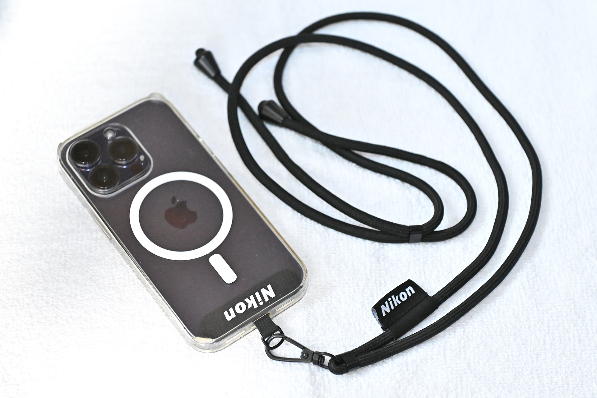 オリジナルノベルティはスマートフォン用ストラップ。黒と黄色の2色がある