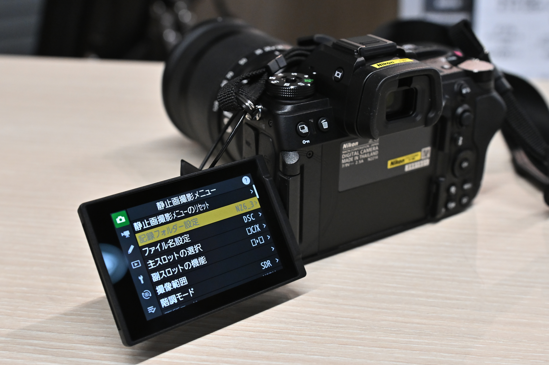 背面モニターはバリアングル式