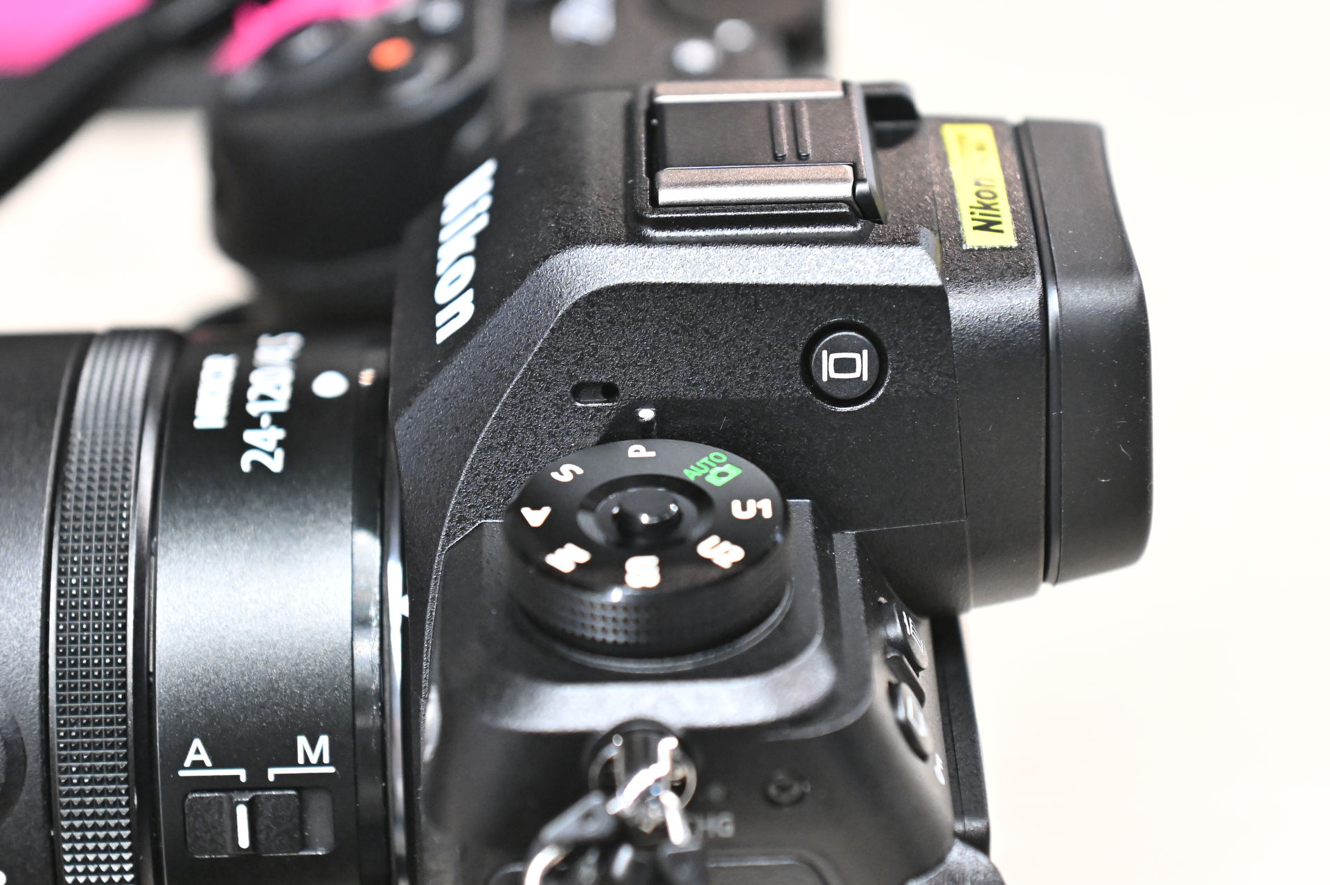 EVFの左側面にはマイクとモニターモード切り換えボタン