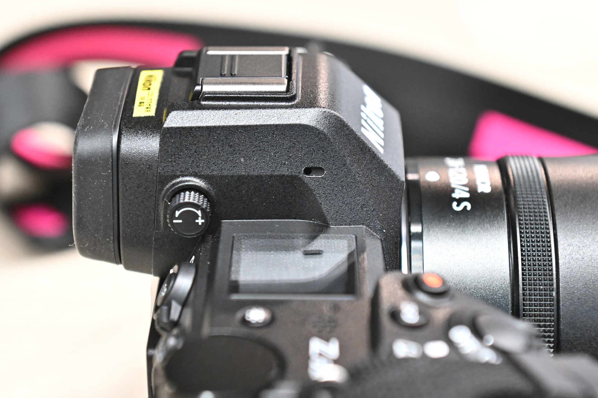 EVF右側面はマイクと視度調節ノブ