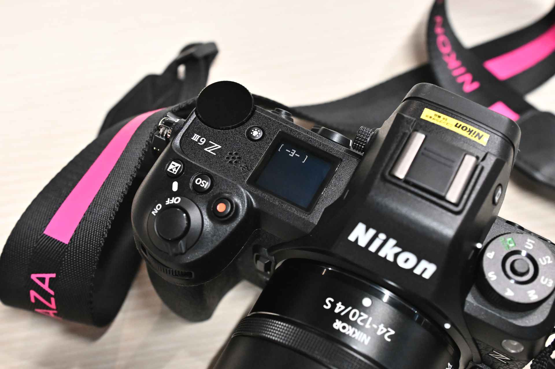 スピーカーは上部に